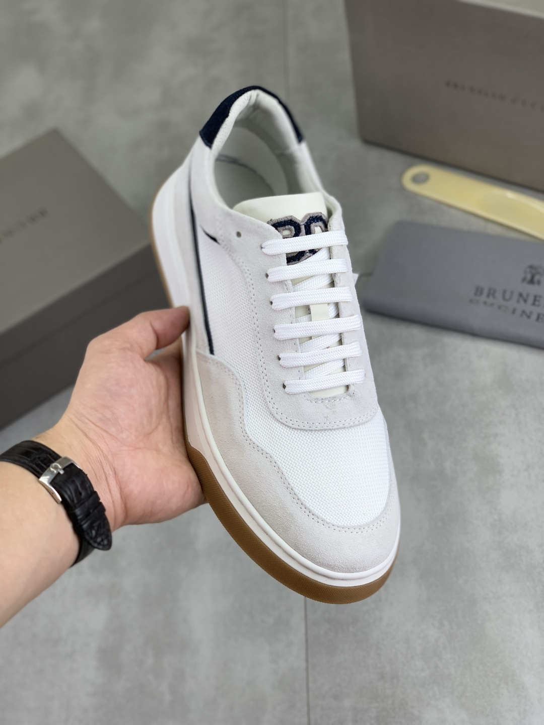 NO:555941,Real price high version BC new product Brunello Cucinell* low-top sneakers official price RMB 37, classic yarn inspires the sophistication and sporty taste of this sneaker. The original cowhide upper is extremely light and elastic, showing a tight appearance on both sides of the shoe, while the toe adopts the unique 'microhole' process of sports accessories to sublimate breathability. The elasticity of knitted fabrics can ensure that the shoes fit better and are more comfortable to wear.  Highlighting sophistication with sharp material contrasts. Cowhide midsole with cowhide foot pads, comfortable and breathable. The heel and insole are decorated with brand logos and heel webbing pull-loops. Original open-molded lightweight foam rubber grip soles make the shoes comfortable and flexible to wear on the feet. Light and comfortable, standard size 39-44 (38.45 custom-made), 4 colors available, brunello   cucinelli,sneakers,cowhide19860909实价 高版本 BC新品 Brunello Cucinell* 低帮运动鞋 官方售价RMB 37, 经典纱线激发了这款运动鞋的精致与运动品味.原版牛皮鞋面极致轻盈且富有弹性,鞋子两侧显示出紧致外观,而鞋头则采用运动配件独特的“微孔”工艺,升华透气性能.针织品的弹性可以确保鞋子更合脚,穿着更舒适 以鲜明的材质对比彰显精致.牛皮中底牛皮垫脚加持 舒适透气 后跟与鞋垫饰有品牌logo标志、后跟织带提环 原版开模轻质发泡橡胶抓地鞋底 令鞋子穿在脚上舒适且灵活.轻便舒适款标准码数39-44（38.45定做）颜色4款颜色可选,,brunello cucinelli,sneakers,cowhide,Men's shoes