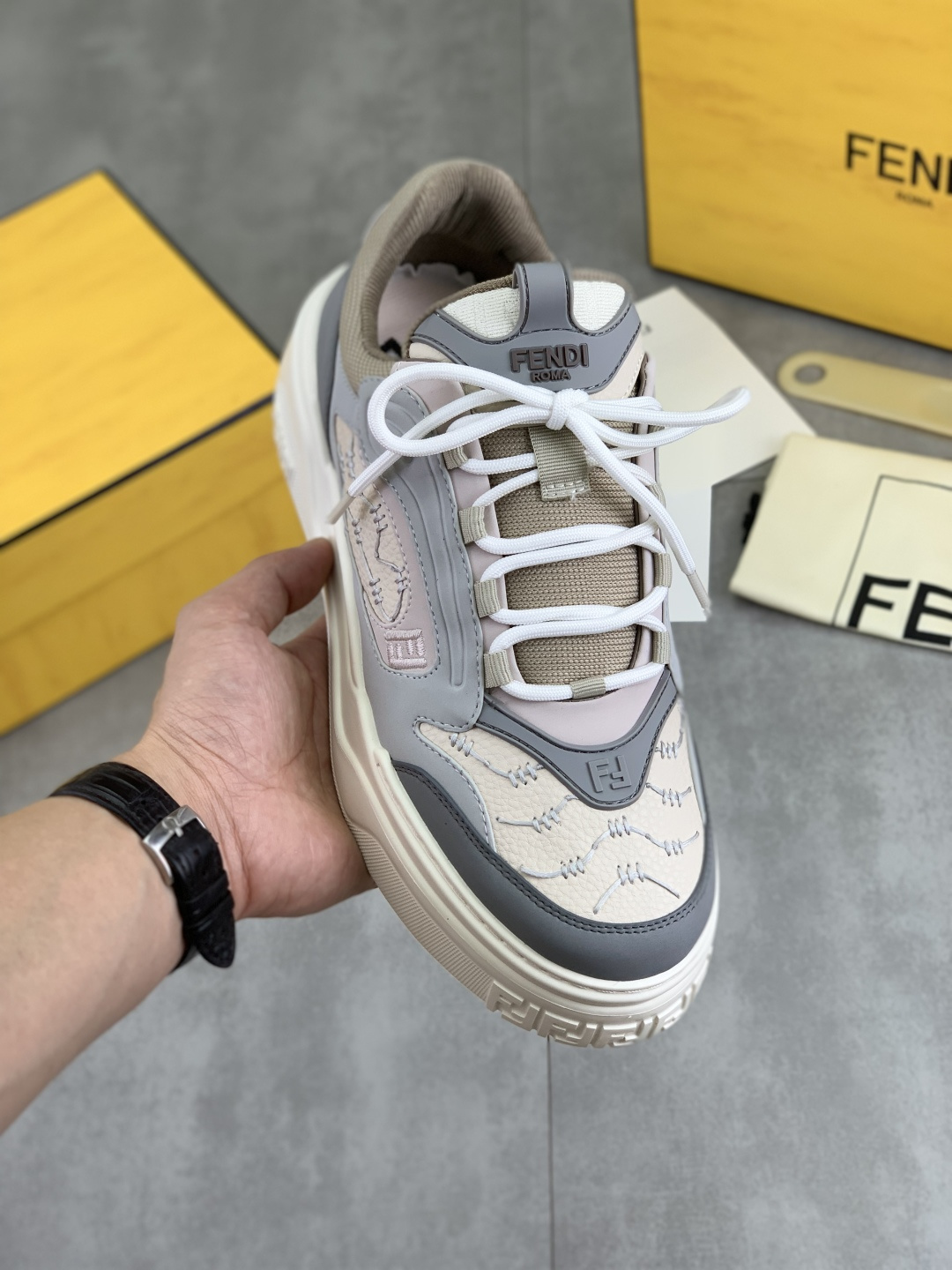 NO:556340,Actual price, the latest Fendi original version - Fendi original imported cowhide casual sports and casual shoes, imported original mesh, developed in season, original imported wear-resistant and lightweight foam outsole; after countless adjustments, it has been adjusted to the same perfect effect as the original version, with more personality, a must-have for fashionable men. Multiple colors available, code number 38-44 (customized in 45), fendi, cowhide19860909实价 最新款芬迪 原版 ———芬迪 原板进口牛皮休闲运动休闲鞋进口原版网布里季开发,原版进口耐磨轻便发泡大底；经历无数次调整,才调整出原版一样如此完美的效果,搭配更显个性哦潮男必备私 多款颜色可选 码数 38-44（45定做）,,fendi,cowhide,Men's shoes