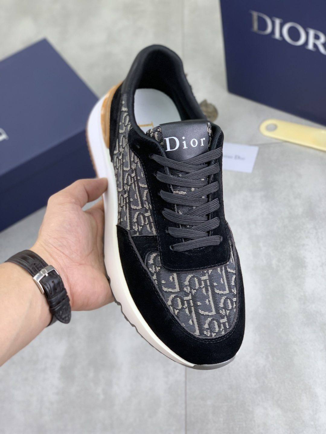 NO:556833,[Real price] [Dior] 2025 Dior original lace-up low-top men's shoes, classic casual shoes. This model is the official flagship model, quality, made by famous original factory designers, made of high-quality cowhide with original material, comfortable and breathable mesh lining, pigskin insole, perfect last shape, generous and fashionable design, attracting the pursuit of many consumers, suitable for drivers to drive, what they want is the best quality in the market, 4 colors Code number 38--44 (45 customized),,dior,dior,cowhide19860909【实价】【Dior】2025迪奥原版系带低帮男鞋 经典款休闲鞋本款是官方主打经典款,质量,原厂名师制作,采用优质牛皮配原版材料舒适透气网布內里猪皮鞋垫,完美楦型,大方时尚的设计,吸引了众多消费者的追捧,适合司机驾车行驶,要的就是市场最品质,颜色4色 码数38--44（45定做）,,dior,dior,cowhide,Men's shoes