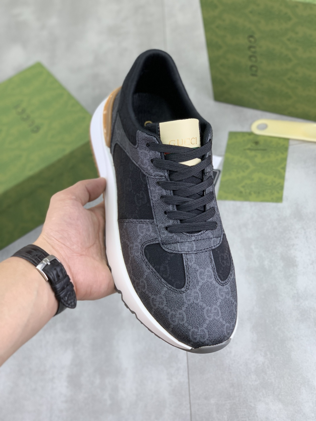 NO:556837,[Real price] Gucci GUCCI official website's latest classic casual fashion men's shoes are popular in style, simple and elegant, exclusive for trendy men. Unique official website's latest brand elements Gucci original decoration, fashionable and generous, original soft calfskin fabric, comfortable soft first-layer pigskin lining, official website designated wear-resistant casual outsole, classic model actual shooting color 3 colors optional code number 38-44,,gucci,gucci,cowhide19860909【实价】 古驰 GUCCI官网最新款经典休闲时尚男鞋爆款版型简洁大气,潮男专属.独有的官网最新品牌元素古奇原版装饰,时尚又大方,面料原版柔软小牛皮 舒适的柔软头层猪皮内里 官网指定耐磨休闲大底,经典款实物拍摄颜色3色可选码数38-44,,gucci,gucci,cowhide,Men's shoes