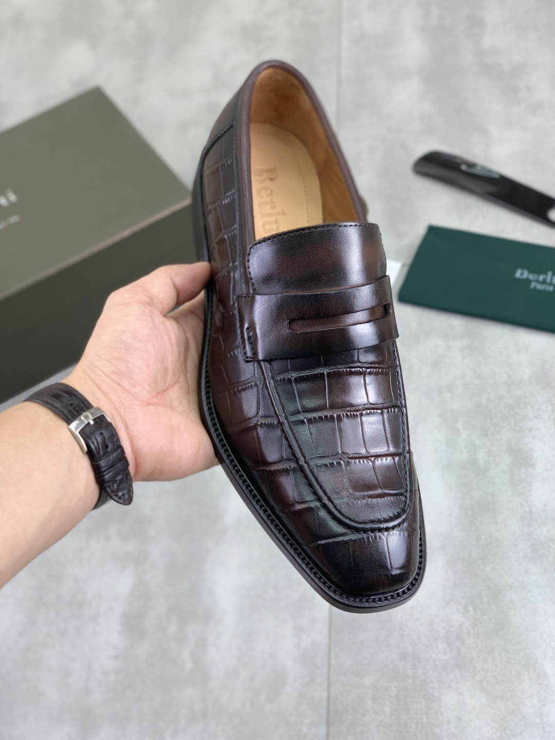 NO:556842,Real price (genuine leather outsole series) water-dyed cow lining, top quality [Bruti] Berlu*i ~ leather Oxford shoes, high-end men's formal business leather shoes, top original order 11 items!  Original imported Italian raw cowhide embryo, hand-painted polishing process, water-dyed cowhide breathable inner foot pads [Wei Pulse Wheel] ultra-light, wear-resistant and comfortable original genuine leather soles, size 38-45, 4 colors available, cowhide, Leather soles19860909实价（真皮大底系列）水染牛里 顶级品质【布鲁提】Berlu*i~皮革牛津鞋,高端男士正装商务皮鞋,顶级原单11货！原版进口意大利原生态牛皮胚,手工绘图抛光工艺,水染牛皮透气内里垫脚【伟波轮】超轻 耐磨 舒适原版真皮鞋底,码数38-45 颜色4色可选,,cowhide,Leather soles,Men's shoes