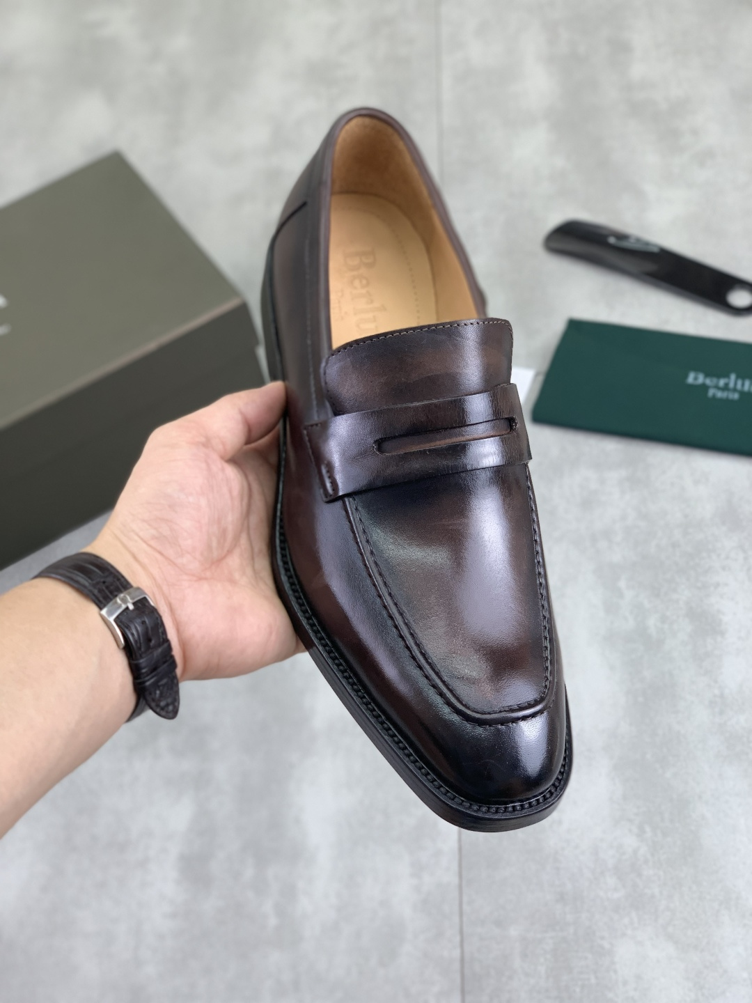 NO:556847,Real price (genuine leather outsole series) water-dyed cow lining, top quality [Bruti] Berlu*i ~ leather Oxford shoes, high-end men's formal business leather shoes, top original order 11 items!  Original imported Italian raw cowhide embryo, hand-painted polishing process, water-dyed cowhide breathable inner foot pads [Wei Pulse Wheel] ultra-light, wear-resistant and comfortable original genuine leather soles, size 38-45, 2 colors available, cowhide, Leather soles19860909实价（真皮大底系列）水染牛里 顶级品质【布鲁提】Berlu*i~皮革牛津鞋,高端男士正装商务皮鞋,顶级原单11货！原版进口意大利原生态牛皮胚,手工绘图抛光工艺,水染牛皮透气内里垫脚【伟波轮】超轻 耐磨 舒适原版真皮鞋底,码数38-45 颜色2色可选,,cowhide,Leather soles,Men's shoes