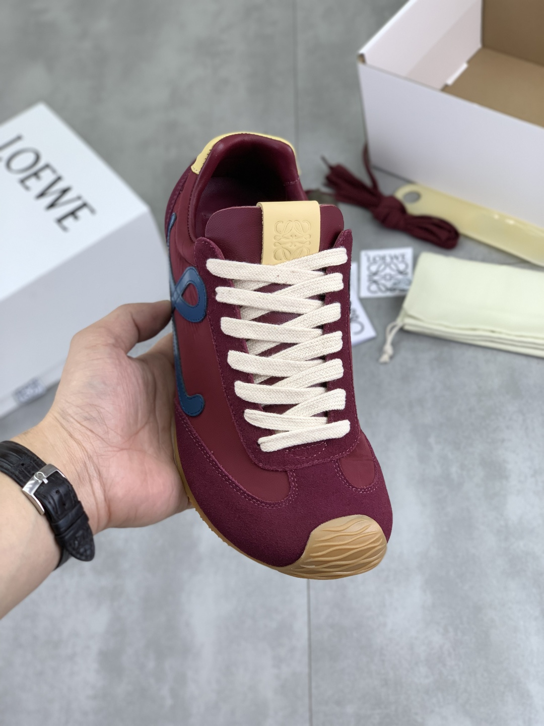 NO:557030,Actual price (button 10) High version 2025 Luo Yiwei's popular casual shoes are coming, color matching and fresh design, suitable for all kinds of clothing, giving people a refreshing feeling. Imported original 1:1 sheepskin, injection logo process, nylon waterproof cloth spliced with frosted suede, preferably soft sheepskin lining, super comfortable on the feet, non-slip and wear-resistant Tr material sole, non-rubber sole, size 35-40 for women (41 for women, customized) 39-45 for men Comes with airplane case, loewe, sheepskin19860909实价（扣子10） 高版本 2025罗意威爆款休闲鞋来袭,拼色小清新设计,适合各种百搭服饰,給人耳目一新的感觉.进口原版1比1羊皮,注塑Logo工艺,尼龙防水布拼接磨砂绒皮,优选柔软羊皮里,脚感超级舒服,防滑耐磨Tr材质底,非橡胶底,码数女35-40（女41定做）男39-45 配飞机盒,,loewe,sheepskin,Men's shoes