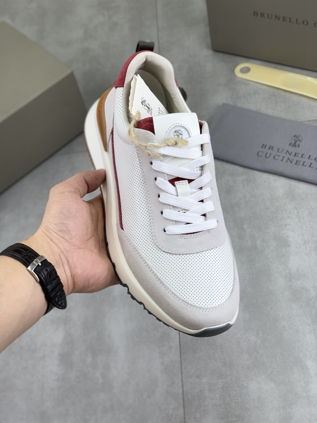 NO:556992,Real price high version BC new product Brunello Cucinell* low-top sneakers. Classic yarn inspires the sophistication and sporty taste of this sneaker. The original cowhide upper is extremely light and elastic, showing a tight appearance on both sides of the shoe, while the toe adopts the unique 'microhole' process of sports accessories to sublimate the breathability performance. The elasticity of knitted fabrics can ensure that the shoes fit better and are more comfortable to wear. The sharp material contrast highlights the sophistication. The cowhide midsole and cowhide foot pads are comfortable and breathable.  The heel and insole are decorated with the brand logo, and the heel webbing pull-loop. The original open-molded lightweight foam rubber traction sole makes the shoes comfortable and flexible to wear on the feet. Light and comfortable standard size 39-44 (45 46 customized) 3 colors available, brunello cucinelli, sneakers, cowhide19860909实价 高版本 BC新品 Brunello Cucinell* 低帮运动鞋 经典纱线激发了这款运动鞋的精致与运动品味.原版牛皮鞋面极致轻盈且富有弹性,鞋子两侧显示出紧致外观,而鞋头则采用运动配件独特的“微孔”工艺,升华透气性能.针织品的弹性可以确保鞋子更合脚,穿着更舒适 以鲜明的材质对比彰显精致.牛皮中底牛皮垫脚加持 舒适透气 后跟与鞋垫饰有品牌logo标志、后跟织带提环 原版开模轻质发泡橡胶抓地鞋底 令鞋子穿在脚上舒适且灵活.轻便舒适款标准码数39-44（45 46定做）颜色3款颜色可选,,brunello cucinelli,sneakers,cowhide,Men's shoes