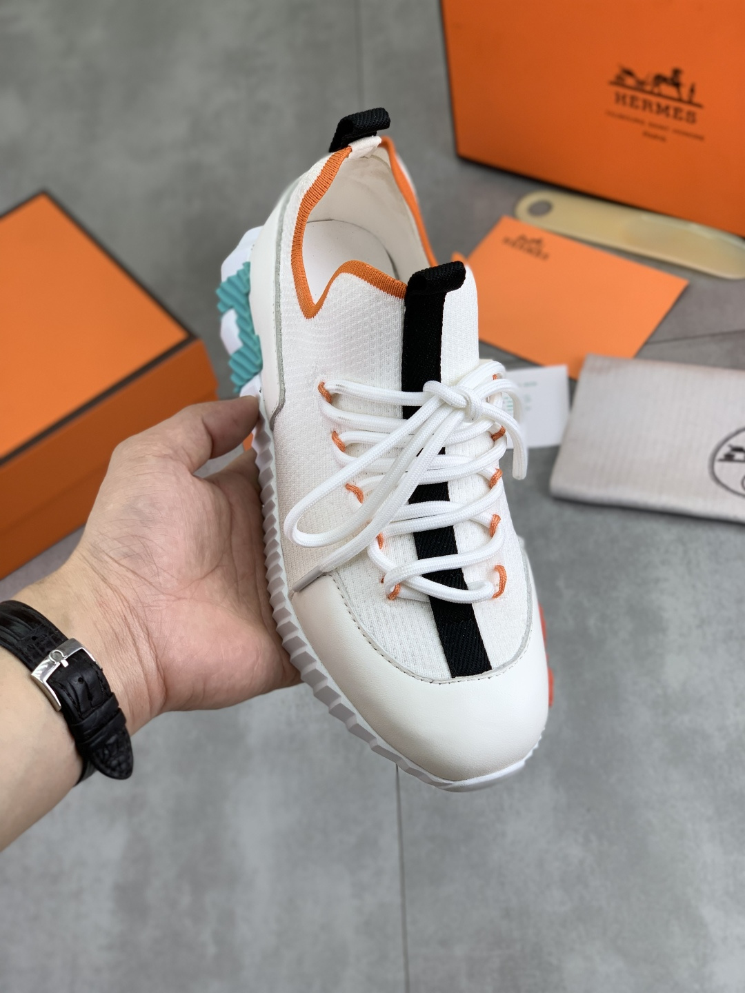 NO:557038,Real price, top version, original order Hermes men's Drift Sneaker summer new casual sports shoes, original purchase, development, production, H family men's classic series, technical breathable fabrics with cowhide, casual sports shoes, casual sports dad shoes, combined with high-tech breathable materials and cowhide, H family exclusive button decoration on the side. The outsole is full of H italic design and bright colors to show vitality and continue the brand design inspiration. Walking lightly in the city, feel unrestrained and comfortable. Delivered with exquisite packaging  Original fabric, customized breathable material + first-layer cowhide, cowhide lining for feet, outsole molded and evacuated, PU+TPU material, Size 35-45, multiple colors to choose from, premium packaging, hermes, hermes, sneakers, cowhide19860909实价 顶级版本 原单 Hermes爱马仕男款 Drift Sneaker 夏季新款休闲运动鞋 原版购入开发 做货 H家男士经典系列 科技透气面料搭配牛皮 休闲运动鞋 休闲之履运动老爹鞋结合高科技透气材质与牛皮,侧面H家专属纽扣装饰 大底满满H斜体设计和鲜艳色彩展现活力,延续品牌设计灵感.轻盈漫步都市,感受无拘舒适. 配送精美包装 面料原版定制透气材质+头层牛皮 内里牛皮垫脚 大底开模抽空PU+TPU材质 Size 35-45 多款颜色可选 精品包装,,hermes,hermes,sneakers,cowhide,Men's shoes