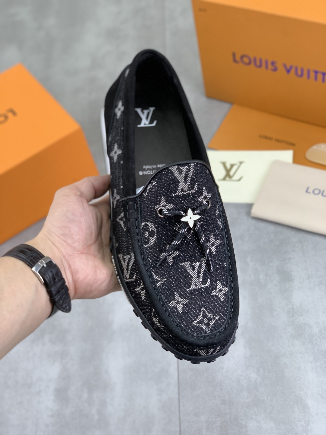 NO:557235,Actual price [LOUIS VUITTON] water dyed cowhide original order new LV Louis Vuitton * - top version LV classic leather shoes!  Made of imported original calfskin, original leather side strips and wear-resistant high-end rubber outsole!  High quality products!  Color black available, sizes 39-45,,louis vuitton,louis vuitton,louis vuitton,cowhide19860909实价【LOUIS VUITTON）水染牛里 原单 新款LV路易威登 *——顶级版本 LV经典皮鞋！选用进口原版小牛皮 原版真皮边条拼接耐磨高端橡胶大底！高品质精品！颜色黑色可选 码数39-45,,louis vuitton,louis vuitton,louis vuitton,cowhide,Men's shoes