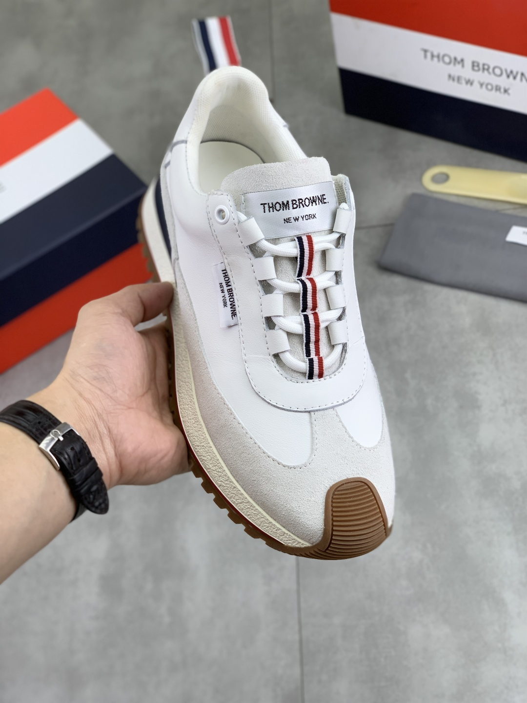 NO:557885,Actual price [THOM BROWNE (Tom Brown)] TB official website same style [satisfied] original hot-selling sports shoes, first-layer cowhide and breathable fabric 11 original panels, sheepskin lining shoe body accessories mold opening, quality Dear friends, if you are still worried about wearing matching shoes, then this shoe is your best choice!  38-44, sports and leisure are both perfect!  Black and white optional,thom browne,sneakers,cowhide,sheepskin19860909实价【THOM BROWNE（汤姆.布朗）】TB官网同款[得意]原单爆款运动鞋 头层牛皮加透气布料11原板 羊皮内里鞋身配件开模 品质 亲们你还为穿着搭配鞋发愁那这款鞋你就是你不二的选择！38-44,运动休闲两不误哦！黑色 白色可选,,thom browne,sneakers,cowhide,sheepskin,Men's shoes