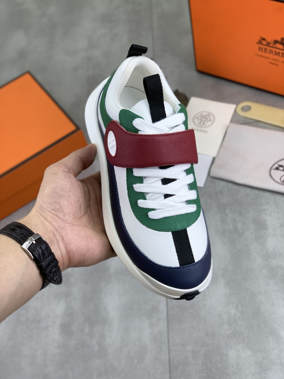 NO:557849,Actual price Top version Original order Hermes Drift Sneaker autumn new casual sports shoes for couples Original purchase development and production H family men's classic series technical breathable fabrics with cowhide casual sports shoes Casual sports dad shoes combine high-tech breathable materials and cowhide, H family exclusive button decoration on the side The outsole is full of H italic design and bright colors show vitality and continue the brand design inspiration. Walking lightly in the city, feel unrestrained and comfortable. Delivered with exquisite packaging  Original fabric, customized breathable material + first-layer cowhide, inner cowhide feet, outsole molded and evacuated, PU+TPU material, Size female 34-40 (customized at 41) male 39-45, 8 colors available, exquisite packaging, hermes, hermes, sneakers, cowhide19860909实价 顶级版本 原单 Hermes爱马仕情侣款 Drift Sneaker 秋季新款休闲运动鞋 原版购入开发 做货 H家男士经典系列 科技透气面料搭配牛皮 休闲运动鞋 休闲之履运动老爹鞋结合高科技透气材质与牛皮,侧面H家专属纽扣装饰 大底满满H斜体设计和鲜艳色彩展现活力,延续品牌设计灵感.轻盈漫步都市,感受无拘舒适. 配送精美包装 面料原版定制透气材质+头层牛皮 内里牛皮垫脚 大底开模抽空PU+TPU材质 Size 女34-40(41定做)男39-45 8款颜色可选 精品包装,,hermes,hermes,sneakers,cowhide,Men's shoes