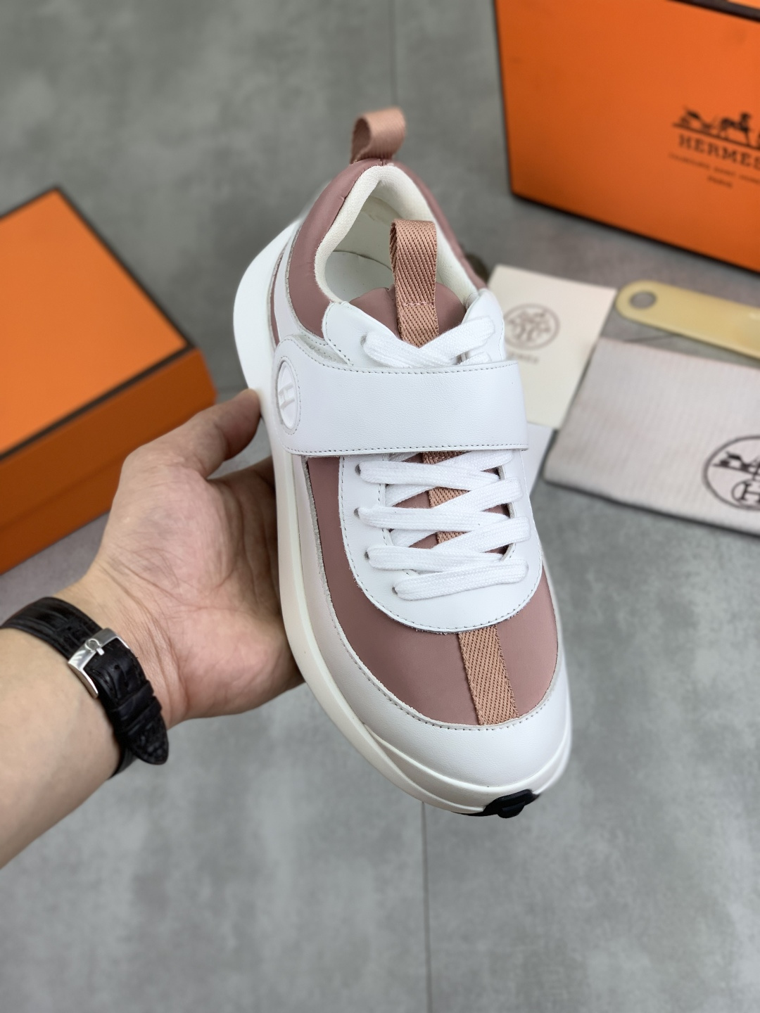 NO:557855,Actual price Top version Original order Hermes Drift Sneaker autumn new casual sports shoes for couples Original purchase development and production H family men's classic series technical breathable fabrics with cowhide casual sports shoes Casual sports dad shoes combine high-tech breathable materials and cowhide, H family exclusive button decoration on the side The outsole is full of H italic design and bright colors show vitality and continue the brand design inspiration. Walking lightly in the city, feel unrestrained and comfortable. Delivered with exquisite packaging  Original fabric, customized breathable material + first-layer cowhide, inner cowhide feet, outsole molded and evacuated PU+TPU material Size Female 34-40 (41 customized) 8 colors available Boutique packaging, hermes, hermes, sneakers, cowhide19860909实价 顶级版本 原单 Hermes爱马仕情侣款 Drift Sneaker 秋季新款休闲运动鞋 原版购入开发 做货 H家男士经典系列 科技透气面料搭配牛皮 休闲运动鞋 休闲之履运动老爹鞋结合高科技透气材质与牛皮,侧面H家专属纽扣装饰 大底满满H斜体设计和鲜艳色彩展现活力,延续品牌设计灵感.轻盈漫步都市,感受无拘舒适. 配送精美包装 面料原版定制透气材质+头层牛皮 内里牛皮垫脚 大底开模抽空PU+TPU材质 Size 女34-40(41定做) 8款颜色可选 精品包装,,hermes,hermes,sneakers,cowhide,Men's shoes