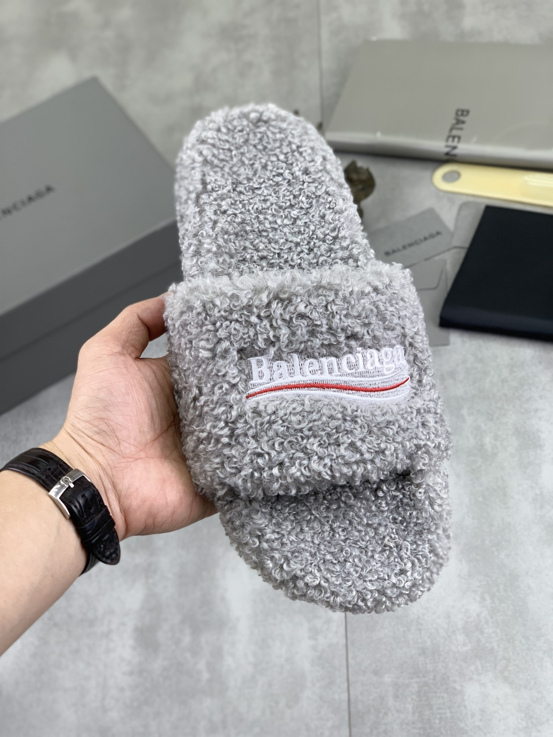 NO:574830,Actual price | D017Balenciaga Balenciaga Chinese Valentine's Day limited series thick-soled fur slippers with letter embroidery Thick-soled fur slippers are so good-looking It's the season to wear fur slippers again. Teddy's curly hair looks very cute, and the thick soles also give little people a sense of security. They can wear floor-length trousers~ All the major Internet celebrities in the fashion circle are working hard to cultivate this style again. It's hot on the whole Instagram!  Another popular style that dominates the fashion circles around the world is the launch of electric embroidery logo embroidery technology!  Full of high-end feel!  The upper is particularly beautiful. The upper is made of wool and the sole is original molded TPU outsole. Size 35-46, balenciaga, balenciaga, slippers19860909实价 ｜D017Balenciaga 巴黎世家七夕限定系列 字母刺绣厚底毛拖鞋 厚底毛毛拖鞋好好看 又到了穿毛毛拖鞋的季节啦,泰迪卷的毛看着很可爱,厚底也给了小个子安全感,穿拖地长裤都可以啦～ 时尚圈内各大网红明星又在拼命种草的款式.火爆整个ins！又是一个霸屏世界各地时尚圈的爆款面世了电绣徽标刺绣工艺！高级感满满当当！上脚特别漂亮 鞋面羊卷毛 鞋底原版开模tpu大底 码数35-46,,balenciaga,balenciaga,slippers,Men's shoes