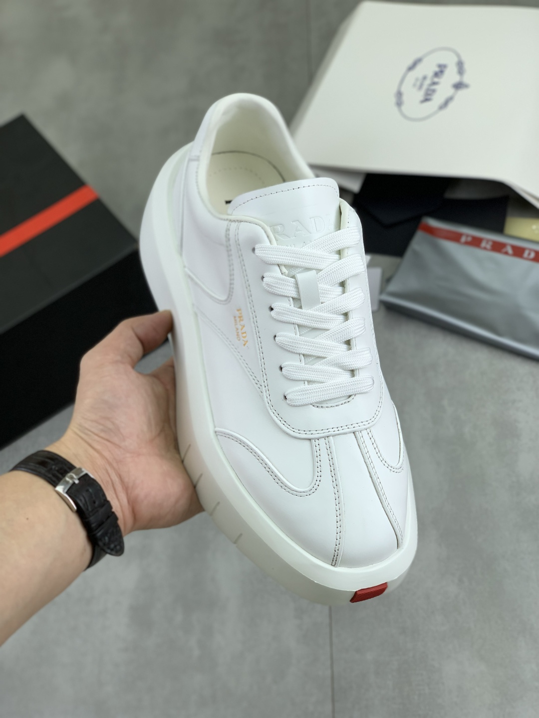 NO:690138,[Real Price] The top version is available on the official website. The trendy brand (Prada) mainly promotes popular models. Avant-garde and versatile fashionable men's shoes, private version mold opening, cowhide surface splicing 11.. Stylish and simple, original imported cowhide lining and cowhide feet; the atmosphere and personality are more fashionable, eye-catching and pursuing class. It will subvert the old idea and be a must-have for fashionistas who want to spend time with you! Must keep it! High and comfortable, high-end quality workmanship. Official website new high-end outsole  Size 38-45 black and white available.,,prada,prada,cowhide19860909【实价】顶级版本 官网爆款上市, 潮牌（普拉达Prada）主推爆款,前卫百搭时尚男鞋私版开模,牛皮面拼接11..时尚干脆、原版进口牛皮内里牛皮垫脚；大气个性更潮更抢眼更追求档次,它将颠覆旧念,与您共度时尚潮人必备! 必自留 ! 高大上的舒适大低,高端品质做工.官网新款高端大底 码数38-45 黑色 白色可选.,,prada,prada,cowhide,Men's shoes