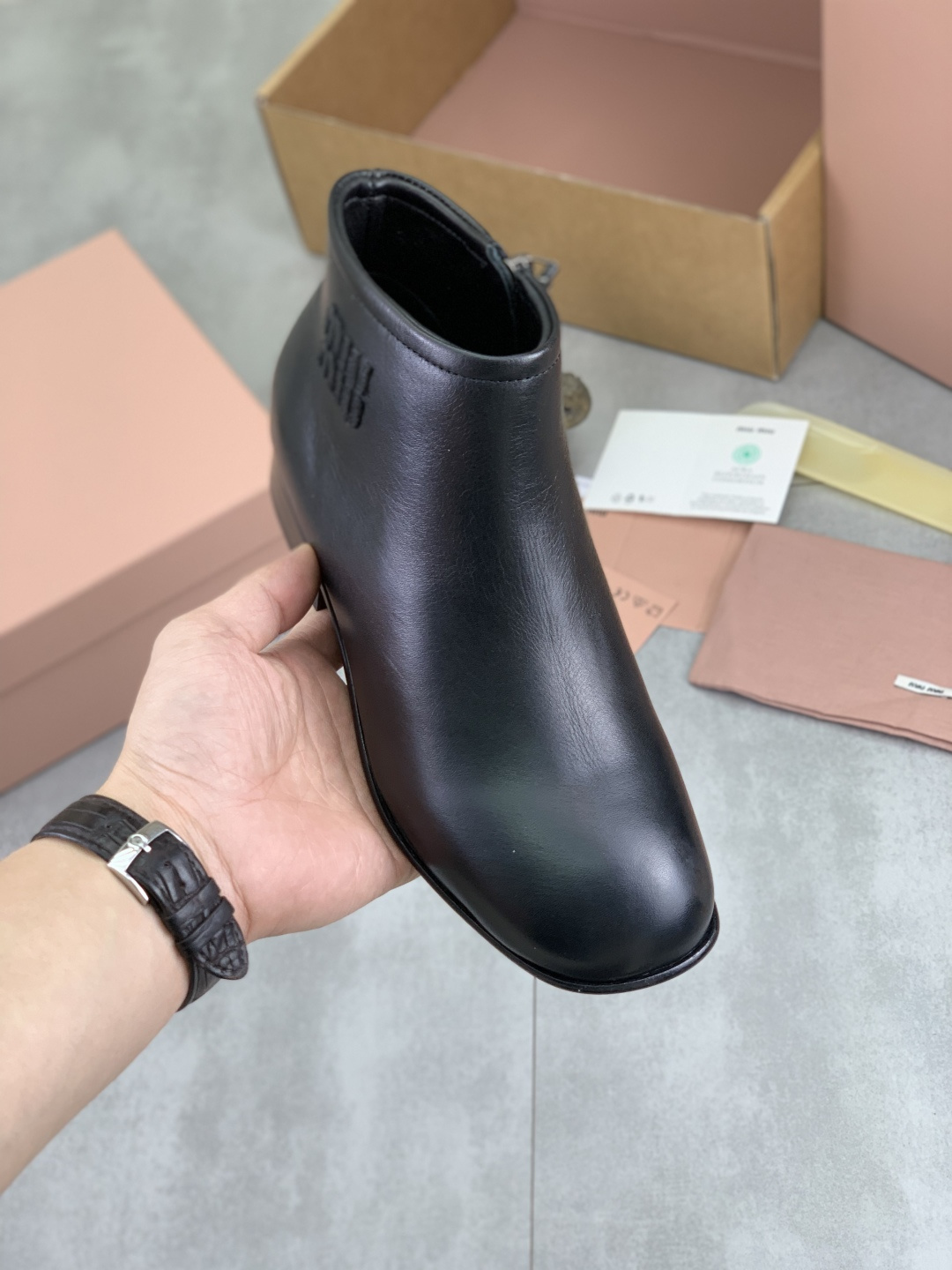 NO:575054,Real-price genuine leather outsole series MiuMiu x New Balance NB530 casual boots Original purchase, development and production Miu Miu x New Balance draws inspiration from the classic NB530 sneaker to launch its own iteration version 530SL. The sneaker adopts a deconstructed and lightweight design, available in brown and beige colors, with a touch of distressed fabric covered by New Balance The 530 silhouette, deliberately worn and uneven leather tones give sneakers a different personality. This co-branded shoe is equipped with a double shoelace design, including white, orange, brown and yellow shoelaces, creating a casual lace-up feeling, adding a bit more boyish and straightforward sexiness to the overall feel. Fabric: Original custom imported first-layer cowhide, original imported sheepskin lining, imported genuine leather outsole Size female 35-40,,miumiu,boots,sneakers,cowhide,sheepskin,Leather soles19860909实价 真皮大底系列 MiuMiu缪缪 x New Balance NB530 休闲靴子 原版购入开发做货 Miu Miu x New Balance 经典NB530运动鞋中汲取灵感推出了自己的迭代版本530SL.该运动鞋采用解构和轻盈的设计,有棕色和米色配色,带点彷旧日的布料包覆着 New Balance 530的轮廓,刻意磨损、不均匀的皮革色调,让波鞋多了不同的个性这款联名鞋款配有双鞋带设计,包括白色、橙色、棕色和黄色鞋带,营造出随性系起的感觉,为整体感又多了几分 Boyish 以及率性感 面料:原版定制进口头层牛皮 内里原版进口羊皮内里 鞋底进口真皮大底 码数女35-40,,miumiu,boots,sneakers,cowhide,sheepskin,Leather soles,Men's shoes