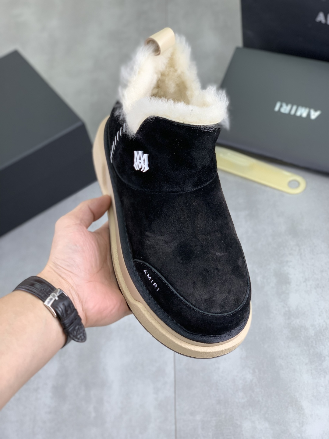 NO:575060,Real price, high quality, fur-integrated Amiri Emile new winter wool shoes, MA-1 wool shoes. Amiri gave up the rock punk style in the new season. It uses a lot of unsaturated colors, Morandi tones, which will make people very happy whether you see it or wear it. The large tongue of the bread shoes continues, shortens the length of the shoe body, thickens the midsole, and the toe part is more rounded. Amiri's brand letters and MA logo appear on the side of the shoe body. Fabric  Original custom-made imported first-layer frosted cowhide + real wool lining, outsole made of TPU material, sole thickness 4CM, three colors available, Size #Female 35-40,,amiri,cowhide19860909实价 高品质 皮毛一体 Amiri埃米尔 冬季毛鞋新款 MA-1毛鞋 Amiri新一季放弃了摇滚朋克的风格 使用了大量不饱和色系,莫兰迪色调,无论是看到还是穿上, 都是会让人非常身心 愉悦 面包鞋的大鞋舌延续了下来,缩短了鞋身的长度,加厚了中底 鞋头部分更加圆润.Amiri的品牌字母和 MA标识出现在鞋身侧面 面料 原版定制进口头层磨砂牛皮+真羊毛内里 大底 TPU材质 底厚 4CM 颜色三色可选 Size#女款35-40,,amiri,cowhide,Men's shoes