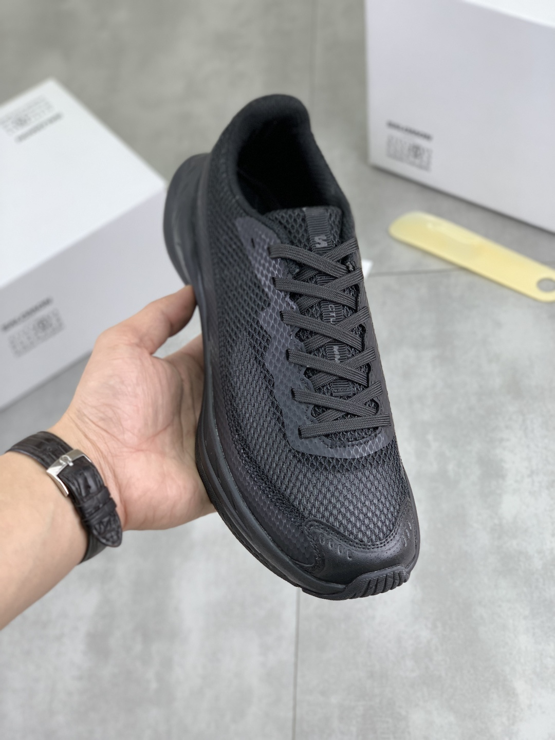 NO:575048,Actual price MM6 Salomon Margiela jointly produced by Salomon. Original development by Wang Zha!  Top version!  Mule. Designed based on the innovative structure of the popular classic XT-4. Added MM6 signature number printing. Outdoor urbancore functional style single product player. Fabric suede/nylon mesh. Original molded insole on the lining. Original TPR molded outsole. Size 35-45 (40 for women, 45 for men, customized). Original folding box packaging, masion margiela, masion margiela, chamois leather19860909实价 MM6Salomon马吉拉联名萨洛蒙出品.王炸 原版开发！顶级版本！ 根据人气经典款XT-4创新结构设计的Mule.添加MM6签名式的编号印花 户外Urbancore机能风满分的单品选手 面料麂皮/尼龙网 内里原版成型鞋垫 原版TPR成型大底 码数35-45（女40 男45定做） 折叠盒原版包装,,masion margiela,masion margiela,chamois leather,Men's shoes