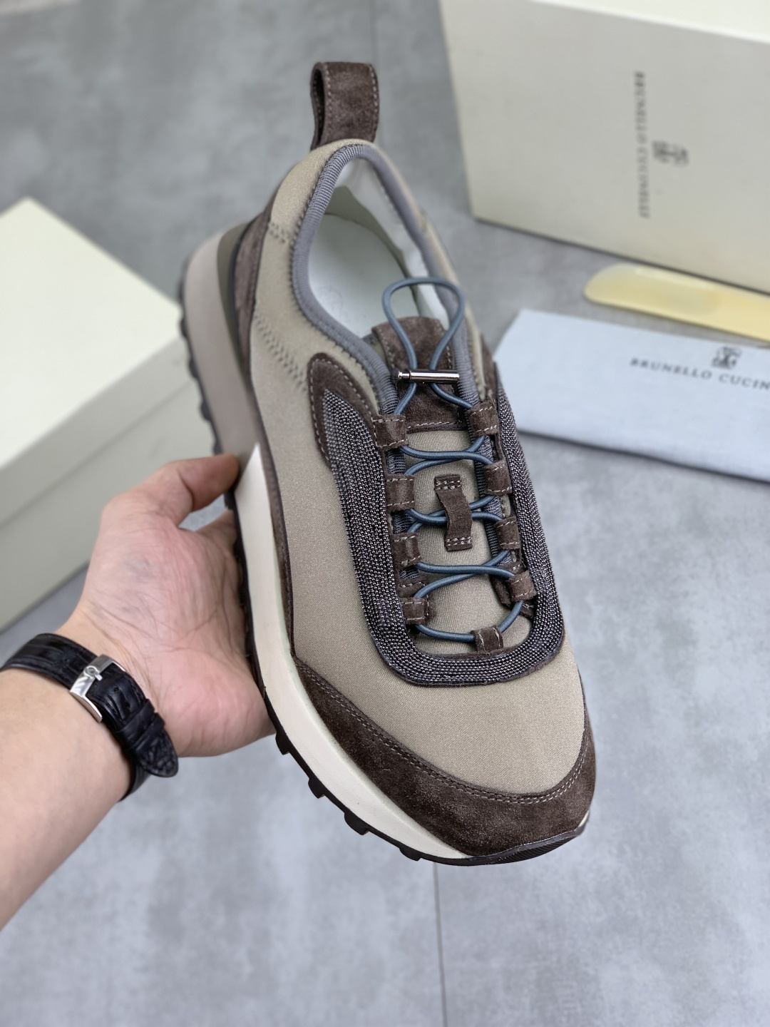 NO:579449,Real price high version BC new product Brunello Cucinell* high-top sneakers. Classic yarn inspires the sophistication and sporty taste of this sneaker. The original cowhide upper is extremely light and elastic, showing a tight appearance on both sides of the shoe, while the toe adopts the unique 'microhole' process of sports accessories to sublimate the breathability performance. The elasticity of the knitted fabric can ensure that the shoes fit better and are more comfortable to wear. The sharp material contrast highlights the sophistication. The cowhide midsole and the cowhide foot pad are comfortable and breathable.  The heel and insole are decorated with the brand logo, and the heel webbing pull-loop. The original open-molded lightweight foam rubber traction sole makes the shoes comfortable and flexible to wear on the feet. Light and comfortable standard size 35-45 (46 customized) 2 colors available, brunello cucinelli, sneakers, cowhide19860909实价 高版本 BC新品 Brunello Cucinell* 高帮运动鞋 经典纱线激发了这款运动鞋的精致与运动品味.原版牛皮鞋面极致轻盈且富有弹性,鞋子两侧显示出紧致外观,而鞋头则采用运动配件独特的“微孔”工艺,升华透气性能.针织品的弹性可以确保鞋子更合脚,穿着更舒适 以鲜明的材质对比彰显精致.牛皮中底牛皮垫脚加持 舒适透气 后跟与鞋垫饰有品牌logo标志、后跟织带提环 原版开模轻质发泡橡胶抓地鞋底 令鞋子穿在脚上舒适且灵活.轻便舒适款标准码数35-45（46定做）颜色2款颜色可选,,brunello cucinelli,sneakers,cowhide,Men's shoes