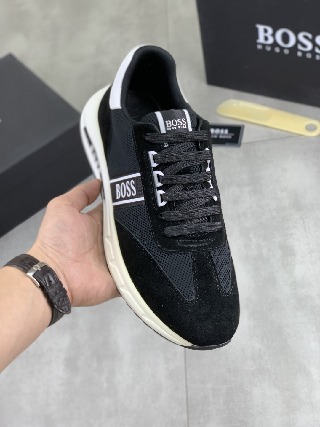 NO:579431,[Real price] [BOSS] 2025 original lace-up men's shoes, classic high-top casual shoes. This model is the official flagship model, high quality, made by famous original factory designers, using imported fly-knit breathable fabrics, comfortable and breathable mesh lining sheepskin insoles, perfect last shape, generous and fashionable design, attracting many consumers. Suitable for drivers to drive, what they want is the best quality in the market, 3 colors available, code number 38--44 (45 custom-made),, sheepskin19860909【实价】【BOSS】2025原版系带男鞋 经典高帮款休闲鞋本款是官方主打经典款,质量,原厂名师制作,采用进口飞织透气面料舒适透气网布內里羊皮鞋垫,完美楦型,大方时尚的设计,吸引了众多消费者的追捧,适合司机驾车行驶,要的就是市场最品质,颜色3色可选 码数38--44（45 定做）,,sheepskin,Men's shoes