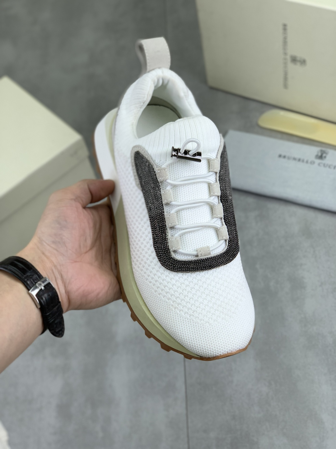 NO:579397,Real price high version BC new product Brunello Cucinell* low-top sneakers. Classic yarn inspires the sophistication and sporty taste of this sneaker. The original cowhide upper is extremely light and elastic, showing a tight appearance on both sides of the shoe, while the toe adopts the unique 'microhole' process of sports accessories to sublimate the breathability. The elasticity of knitted fabrics can ensure that the shoes fit better and are more comfortable to wear. The sharp material contrast highlights the sophistication. The cowhide midsole and the cowhide foot pad are comfortable and breathable.  The heel and insole are decorated with the brand logo, and the heel webbing pull-loop. The original open-molded lightweight foam rubber traction sole makes the shoes comfortable and flexible to wear on the feet. Light and comfortable standard size 35-45 (46 customized) 2 colors available, brunello cucinelli, sneakers, cowhide19860909实价 高版本 BC新品 Brunello Cucinell* 低帮运动鞋 经典纱线激发了这款运动鞋的精致与运动品味.原版牛皮鞋面极致轻盈且富有弹性,鞋子两侧显示出紧致外观,而鞋头则采用运动配件独特的“微孔”工艺,升华透气性能.针织品的弹性可以确保鞋子更合脚,穿着更舒适 以鲜明的材质对比彰显精致.牛皮中底牛皮垫脚加持 舒适透气 后跟与鞋垫饰有品牌logo标志、后跟织带提环 原版开模轻质发泡橡胶抓地鞋底 令鞋子穿在脚上舒适且灵活.轻便舒适款标准码数35-45（46定做）颜色2款颜色可选,,brunello cucinelli,sneakers,cowhide,Men's shoes