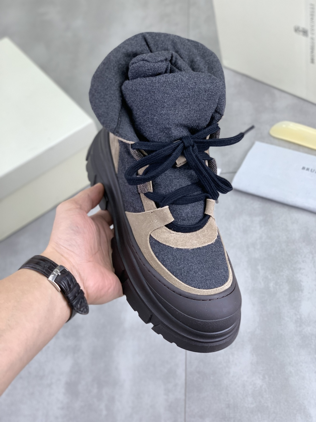 NO:579443,Real price high version BC new product Brunello Cucinell* high-top sneakers. Classic yarn inspires the sophistication and sporty taste of this sneaker. The original cowhide upper is extremely light and elastic, showing a tight appearance on both sides of the shoe, while the toe adopts the unique 'microhole' process of sports accessories to sublimate the breathability performance. The elasticity of the knitted fabric can ensure that the shoes fit better and are more comfortable to wear. The sharp material contrast highlights the sophistication. The cowhide midsole and the cowhide foot pad are comfortable and breathable.  The heel and insole are decorated with the brand logo, and the heel webbing pull-loop. The original open-molded lightweight foam rubber traction sole makes the shoes comfortable and flexible to wear on the feet. Light and comfortable standard size 35-39 (40 41 customized) colors are available in 2 colors, brunello cucinelli, sneakers, cowhide19860909实价 高版本 BC新品 Brunello Cucinell* 高帮运动鞋 经典纱线激发了这款运动鞋的精致与运动品味.原版牛皮鞋面极致轻盈且富有弹性,鞋子两侧显示出紧致外观,而鞋头则采用运动配件独特的“微孔”工艺,升华透气性能.针织品的弹性可以确保鞋子更合脚,穿着更舒适 以鲜明的材质对比彰显精致.牛皮中底牛皮垫脚加持 舒适透气 后跟与鞋垫饰有品牌logo标志、后跟织带提环 原版开模轻质发泡橡胶抓地鞋底 令鞋子穿在脚上舒适且灵活.轻便舒适款标准码数35-39（40 41定做）颜色2款颜色可选,,brunello cucinelli,sneakers,cowhide,Men's shoes