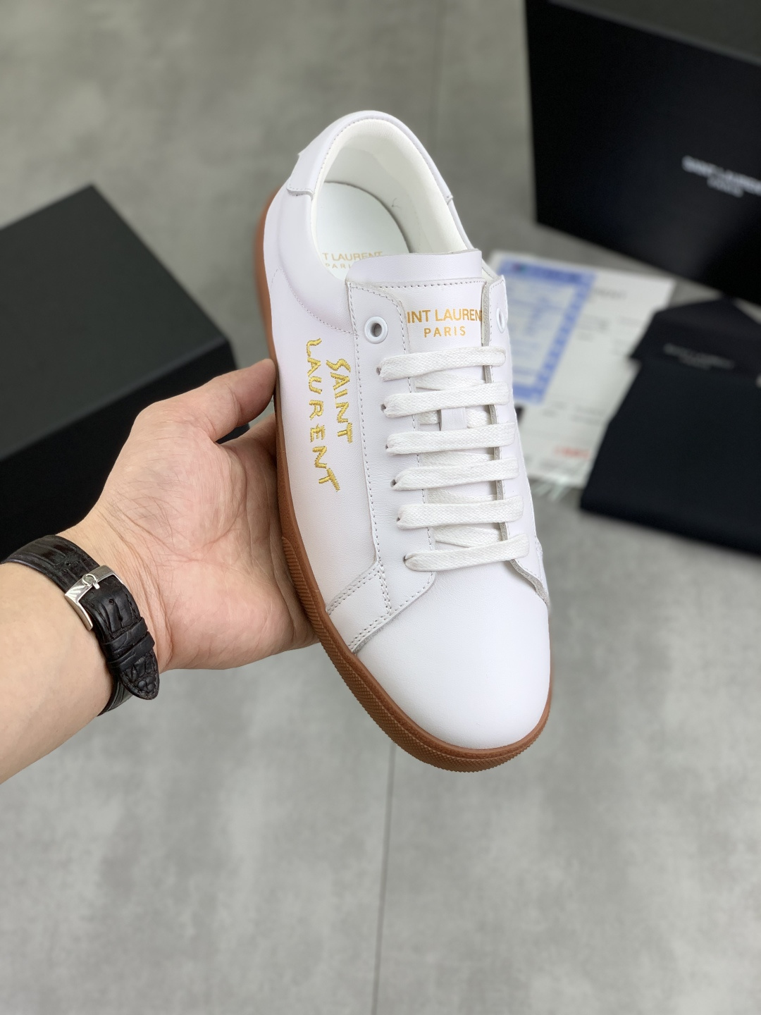 공장 출고가 300, 실제 가격. 생로랑 캐주얼 슈즈, 최신 스타일, 사계절 착용 가능, YSL, 클래식하고 정교한 명품, 가장 핫한 봄/여름 컬렉션. 우아함, 트렌디함, 클래식함, 그리고 시대를 초월하는 디자인이 조화를 이루어 발에 신었을 때 더욱 아름다워 보입니다. 이탈리아산 송아지 가죽으로 제작되었으며, 안창은 양가죽입니다. 사이즈: 여성용 35-39 (여성용 40-41 맞춤 제작 가능), 남성용 38-45. 23863