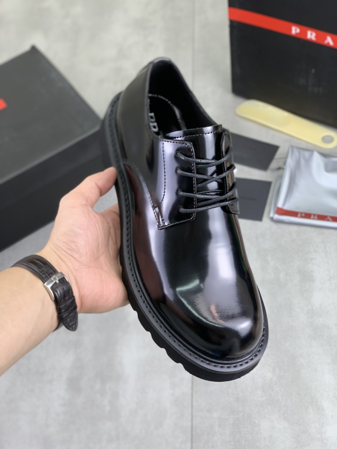 NO:588361,Real price PRADA Prada's new casual leather shoes. Original purchase and development. Prada men's classic series. Technological breathable fabrics with cowhide. Casual sports shoes. Casual sports dad shoes combine high-tech breathable materials with cowhide. P's exclusive button decoration on the side. The outsole is full of P italic design and bright colors to show vitality and continue the brand design inspiration. Walk lightly in the city and feel unrestricted and comfortable. Delivered in exquisite packaging. The fabric is original customized calfskin with breathable material.  Lined with cowhide and lined with cowhide feet. Outsole is made of open-molded TPU foam material. Bottom thickness is 3.5CM. Size Men's 38-45 black. Brown color optional, prada, prada, sneakers, cowhide.19860909实价 PRADA 普拉达新款休闲皮鞋 原版购入开发 做货 普拉达家男士经典系列 科技透气面料搭配牛皮 休闲运动鞋 休闲之履运动老爹鞋结合高科技透气材质与牛皮,侧面P家专属纽扣装饰 大底满满P斜体设计和鲜艳色彩展现活力,延续品牌设计灵感.轻盈漫步都市,感受无拘舒适. 配送精美包装 面料原版定制小牛皮配透气材质 内里牛皮内里牛皮垫脚 大底开模TPU发泡材质 底厚3.5CM Size 男款38-45 黑色 棕色颜色可选,,prada,prada,sneakers,cowhide,Men's shoes