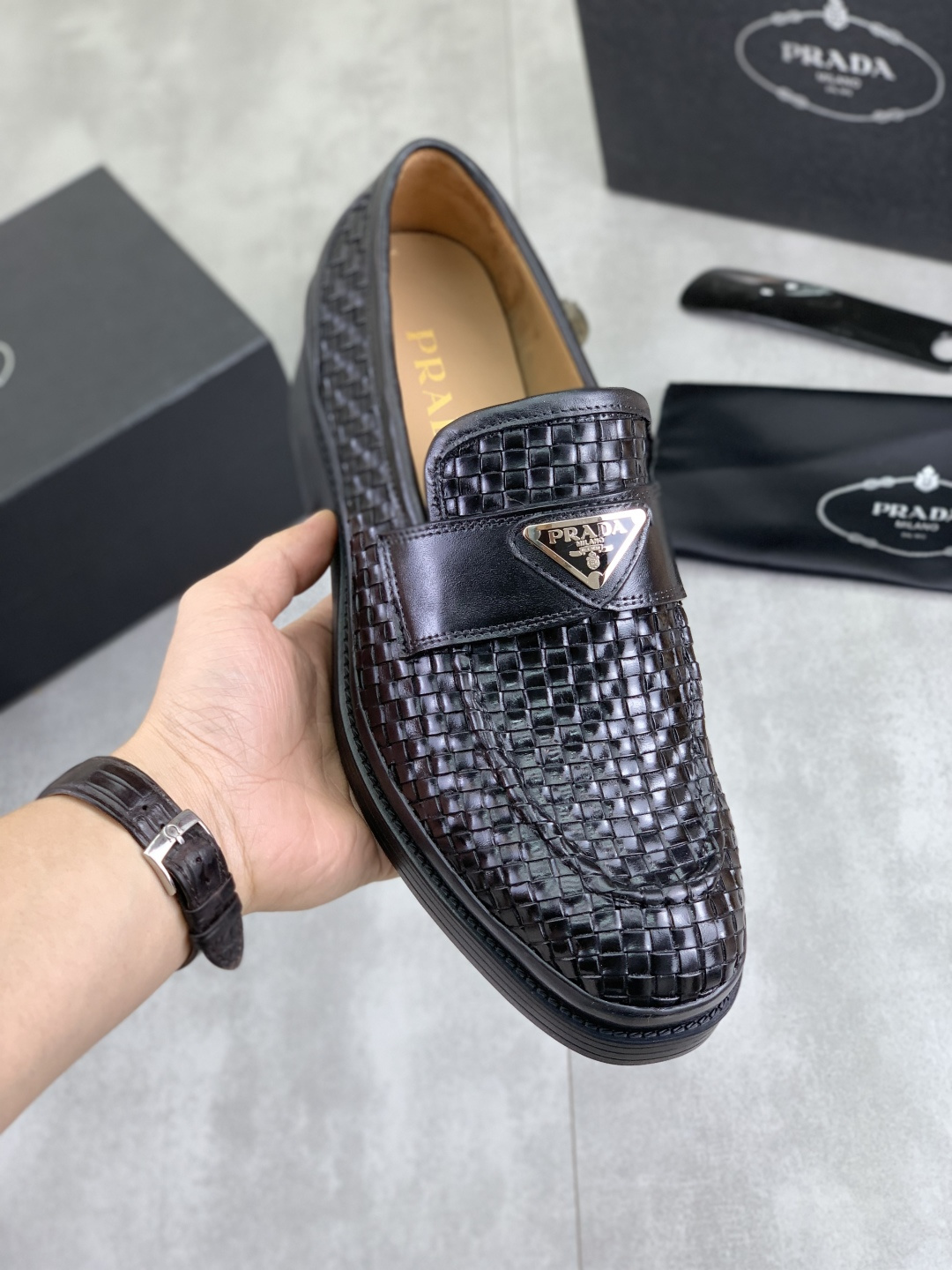 NO:588357,Real price PRADA Prada's new spring casual leather shoes. Original purchase and development. Prada men's classic series. Technological breathable fabrics and cowhide. Casual sports shoes. Casual sports dad shoes combine high-tech breathable materials and cowhide. P's exclusive button decoration on the side. The outsole is full of P italic design and bright colors to show vitality and continue the brand design inspiration. Walk lightly in the city and feel unrestricted and comfortable. Delivered in exquisite packaging. Fabric original custom calfskin with breathable material.  Lined with cowhide, lined with cowhide feet, outsole made of open-molded TPU rubber, bottom thickness 3.5CM, size men's 38-45, black, brown color optional, prada, prada, sneakers, cowhide19860909实价 PRADA 普拉达春季新款休闲皮鞋 原版购入开发 做货 普拉达家男士经典系列 科技透气面料搭配牛皮 休闲运动鞋 休闲之履运动老爹鞋结合高科技透气材质与牛皮,侧面P家专属纽扣装饰 大底满满P斜体设计和鲜艳色彩展现活力,延续品牌设计灵感.轻盈漫步都市,感受无拘舒适. 配送精美包装 面料原版定制小牛皮配透气材质 内里牛皮内里牛皮垫脚 大底开模TPU橡胶材质 底厚3.5CM Size 男款38-45 黑色 棕色颜色可选,,prada,prada,sneakers,cowhide,Men's shoes