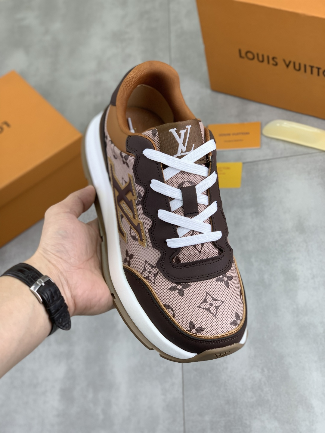 NO:588499,[Real price] [Louis Vuitton] The latest casual and fashionable men's shoes from LV official website are simple and elegant, exclusive for trendy men. Uniquely decorated with the latest brand elements from the official website, original decoration, fashionable and generous, the fabric is made of original calfskin, comfortable and breathable mesh lining, pigskin lining. The official website specifies wear-resistant casual outsole, classic model, actual shooting color, 2 colors, optional code number 38-44 (45 46 customized),, louis vuitton, louis vuitton, cowhide19860909【实价】【路易威登】LV 官网最新款休闲时尚男鞋爆款版型简洁大气,潮男专属.独有的官网最新品牌元素原版装饰,时尚又大方,面料采用原版小牛皮 舒适透气网布内里猪皮内里 官网指定耐磨休闲大底,经典款实物拍摄颜色2色可选码数38-44（45 46定制）,,louis vuitton,louis vuitton,cowhide,Men's shoes