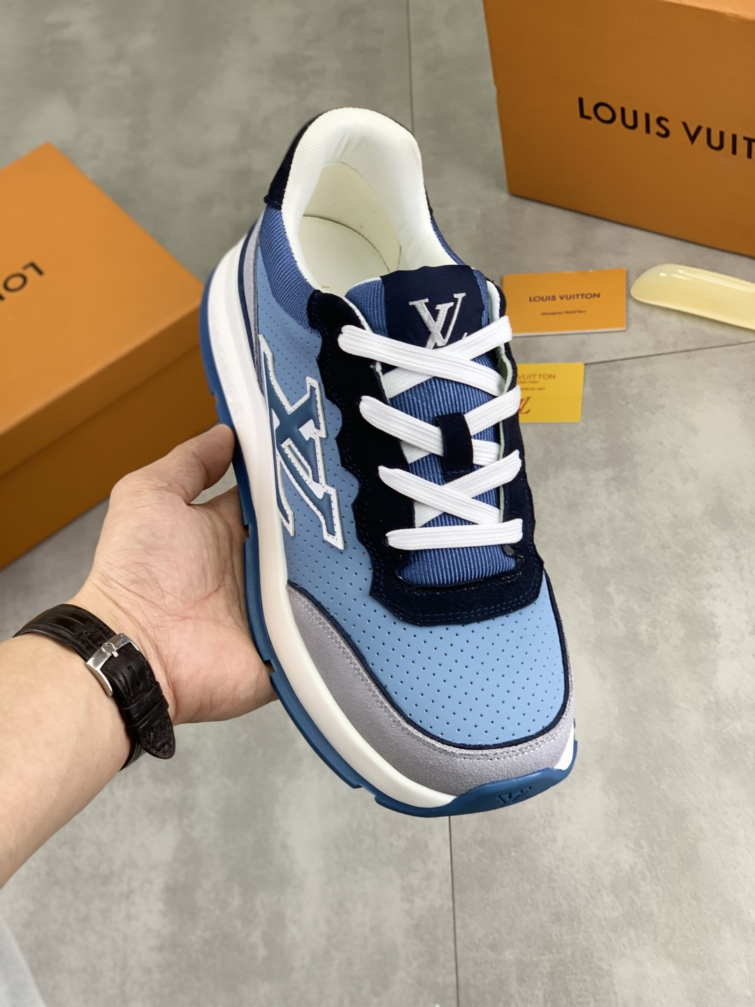 NO:588502,[Real price] [Louis Vuitton] The latest casual and fashionable men's shoes from LV official website are simple and elegant, exclusive for trendy men. Uniquely decorated with the latest brand elements from the official website, original decoration, fashionable and generous, the fabric is made of original calfskin, comfortable and breathable mesh lining, pigskin lining. The official website specifies wear-resistant casual outsole, classic model, actual shooting color, 3 colors, optional code number 38-44 (45 46 customized),, louis vuitton, louis vuitton, cowhide19860909【实价】【路易威登】LV 官网最新款休闲时尚男鞋爆款版型简洁大气,潮男专属.独有的官网最新品牌元素原版装饰,时尚又大方,面料采用原版小牛皮 舒适透气网布内里猪皮内里 官网指定耐磨休闲大底,经典款实物拍摄颜色3色可选码数38-44（45 46定制）,,louis vuitton,louis vuitton,cowhide,Men's shoes