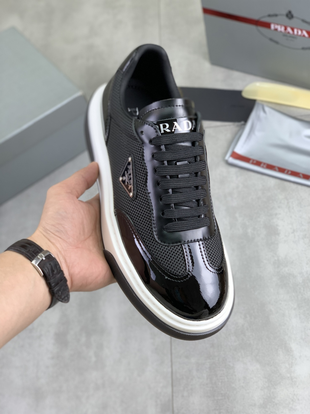 NO:589158,[Real price] The latest model of high-quality PRADA classic men's shoes has been launched on the official website in 11 copies, synchronized in Hong Kong and on the same catwalk; all made of calfskin, imported cowhide lining, original rubber outsole, non-slip and wear-resistant; comfortable on the feet, attractive style, fine workmanship, with simple and neat shoe last, showing the man's boldness and toughness, size 39-44 (45 can be customized) black  Choose white color, prada, prada, cowhide19860909【实价】 高品质牛里（PRADA）普拉达经典款男鞋官网最新款上市了11复制,香港同步,走秀同台；全部采用小牛皮进口牛皮内里、橡胶大底原版防滑耐磨；着脚舒适、款式耐看,做工精细,配以简洁利落的鞋楦,彰显男人的果敢和硬朗,码数39-44（45可以定做）黑色 白色颜色选,,prada,prada,cowhide,Men's shoes