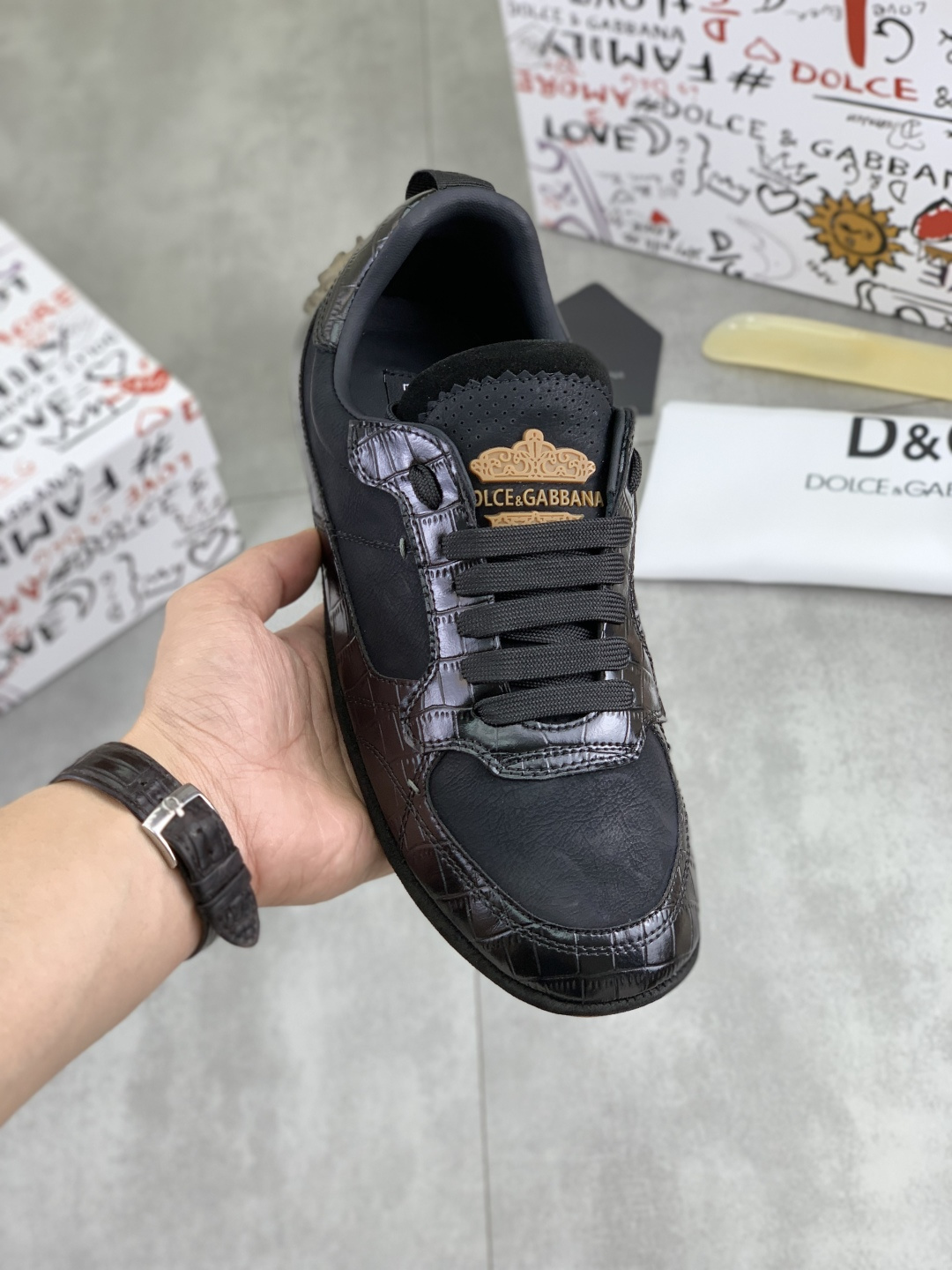 NO:589167,[Real price] The latest hot style, top original quality, the official website is synchronized with 'DOLCE&GABBANA [Dolce & Gabbana] ~ high quality.' The effect is low-top casual DG men's shoes, loved by many celebrities, using high-end imported first-layer calfskin splicing logo design + cowhide feet, simple and elegant, perfect interpretation of the latest inspiration for shoes, classic and fashionable integration, luxury and dreamy, fashionable, suitable for drivers, lightweight and comfortable, light and breathable for outdoor travel, high-end quality, trustworthy  , 3 colors to choose from!  Size 38-46,,Dolce&Gabbana,Dolce&Gabbana,cowhide19860909【实价】最新爆款 顶级原单品质 官网同步《DOLCE&GABBANA【杜嘉班纳】～高品质.》效果 低帮休闲DG男鞋、众多明星至爱,采用高端进口头层小牛皮拼接logo设计+牛皮垫脚,简约大气,完美诠释鞋履最新灵感,经典与时尚融为一体 奢华迷梦 驾凌时尚 适合司机驾车轻巧舒适,户外出行轻便透气 高端品质 值得信赖 ,3色选！码数38-46,,Dolce&Gabbana,Dolce&Gabbana,cowhide,Men's shoes