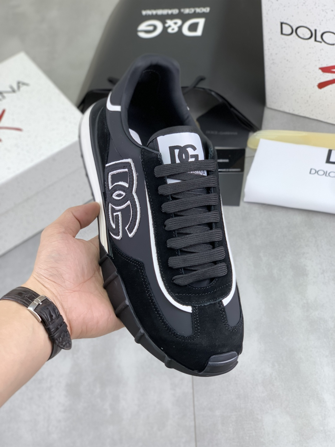 NO:954174,[Real price] The latest hot style, top original quality, the official website synchronized with 'DOLCE&GABBANA [Dolce & Gabbana] ~ High Quality.' The effect is low-top casual DG men's shoes, loved by many celebrities, using high-end imported first-layer calfskin splicing logo design + cowhide feet, simple and elegant, perfectly interpreting the latest inspiration of shoes, classic and fashionable integration, luxury and dreamy, fashionable, suitable for drivers, lightweight and comfortable, light and breathable for outdoor travel, high-end quality, trustworthy  , 5 colors to choose from!  Size 38-46,,Dolce&Gabbana,Dolce&Gabbana,cowhide19860909【实价】最新爆款 顶级原单品质 官网同步《DOLCE&GABBANA【杜嘉班纳】～高品质.》效果 低帮休闲DG男鞋、众多明星至爱,采用高端进口头层小牛皮拼接logo设计+牛皮垫脚,简约大气,完美诠释鞋履最新灵感,经典与时尚融为一体 奢华迷梦 驾凌时尚 适合司机驾车轻巧舒适,户外出行轻便透气 高端品质 值得信赖 ,5色选！码数38-46,,Dolce&Gabbana,Dolce&Gabbana,cowhide,Men's shoes