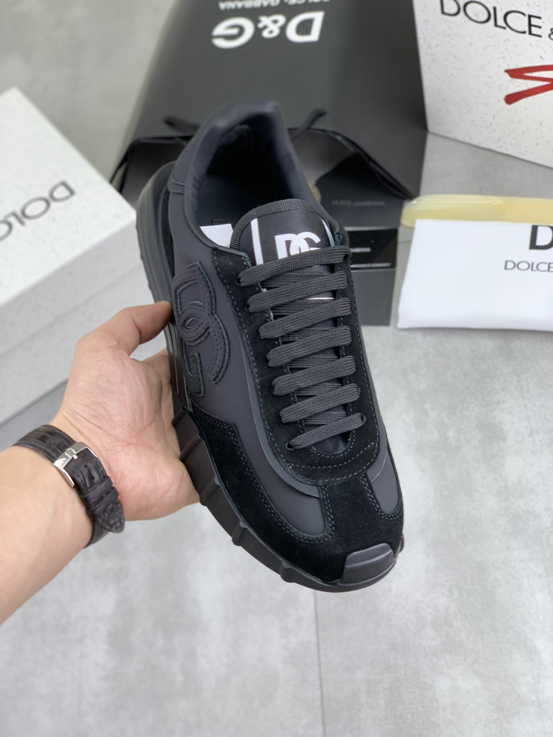 NO:589174,[Real price] The latest hot style, top original quality, the official website is synchronized with 'DOLCE&GABBANA [Dolce & Gabbana] ~ high quality.' The effect is low-top casual DG men's shoes, loved by many celebrities, using high-end imported first-layer calfskin splicing logo design + cowhide feet, simple and elegant, perfect interpretation of the latest inspiration for shoes, classic and fashionable integration, luxury and dreamy, fashionable, suitable for drivers, lightweight and comfortable, light and breathable for outdoor travel, high-end quality, trustworthy  , 5 colors to choose from!  Size 38-46,,Dolce&Gabbana,Dolce&Gabbana,cowhide19860909【实价】最新爆款 顶级原单品质 官网同步《DOLCE&GABBANA【杜嘉班纳】～高品质.》效果 低帮休闲DG男鞋、众多明星至爱,采用高端进口头层小牛皮拼接logo设计+牛皮垫脚,简约大气,完美诠释鞋履最新灵感,经典与时尚融为一体 奢华迷梦 驾凌时尚 适合司机驾车轻巧舒适,户外出行轻便透气 高端品质 值得信赖 ,5色选！码数38-46,,Dolce&Gabbana,Dolce&Gabbana,cowhide,Men's shoes