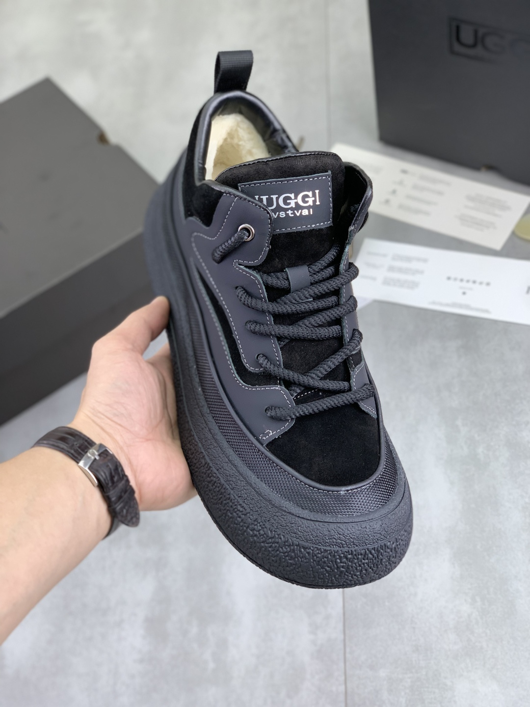 NO:589286,Real price IUGGI new model, new tire, men's shoes, real cowhide on the outside, Australian wool on the inside, light and easy to wear, brand logo, full of high-end feel, men's style!  Men's style!  Retro outdoor shoes are rarely seen on the market. They look great on the feet. Mainly because they are so stylish. They are comfortable and versatile. Color: black, gray, maroon. Size: 39-44,,cowhide19860909实价 IUGGI 新款 新款轮胎 男鞋 外表真牛皮 内里澳洲羊毛一体 轻便易上脚 品牌logo高级感拉满 男款！男款！市面很少见到 复古户外鞋子 上脚巨好看呀 主要是太有范儿 舒适百搭 颜色黑色 灰色 栗色 码数39-44,,cowhide,Men's shoes