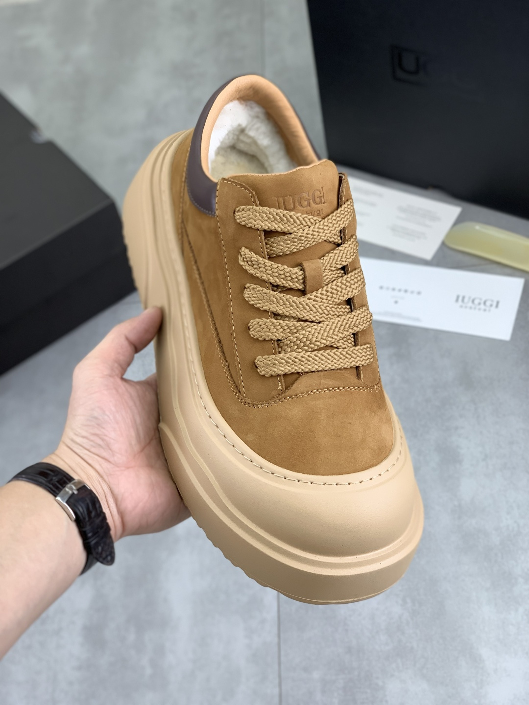 NO:589335,Actual price, new IUGGI men's shoes, winter new thick-soled height-increasing sneakers, men's retro genuine leather casual shoes, full cowhide, wool lining, velvet warm Martin boots, thick-soled heightening laces, casual and comfortable short boots, accent style ~ low-top shoes for men, cowhide leather high-end Martin boots, thick soles, height-increasing large-toe sneakers, code number 39-44, two colors, boots, cowhide19860909实价 上新 IUGGI 男鞋 冬季新款厚底增高板鞋男款复古真皮休闲鞋 全牛皮 内里羊毛 加绒保暖马丁靴厚底增高系带休闲舒适短靴 腔调款~低帮鞋男头层牛皮高级感马丁靴厚底增高大头板鞋 码数39-44 两色,,boots,cowhide,Men's shoes