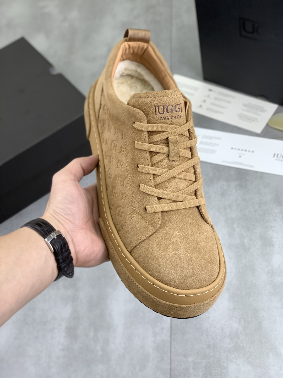 NO:589684,Actual price, new IUGGI new retro presbyopia men's shoes, casual and versatile, full of high-end sense, fashionable and luxury personality, joint model, retro presbyopia factor, full of handsome style, first layer suede cowhide, wool lining, rubber outsole, light and non-slip, size39-44, three colors 9681-c22,,cowhide19860909实价 上新 IUGGI 新款复古老花男鞋 休闲百搭 高级感满满 时尚轻奢个性款 联名款 复古老花因素 帅气范儿十足 头层绒面牛皮 内里羊毛 鞋底橡胶大底 轻便又防滑 size39-44 三色 9681-c22,,cowhide,Men's shoes