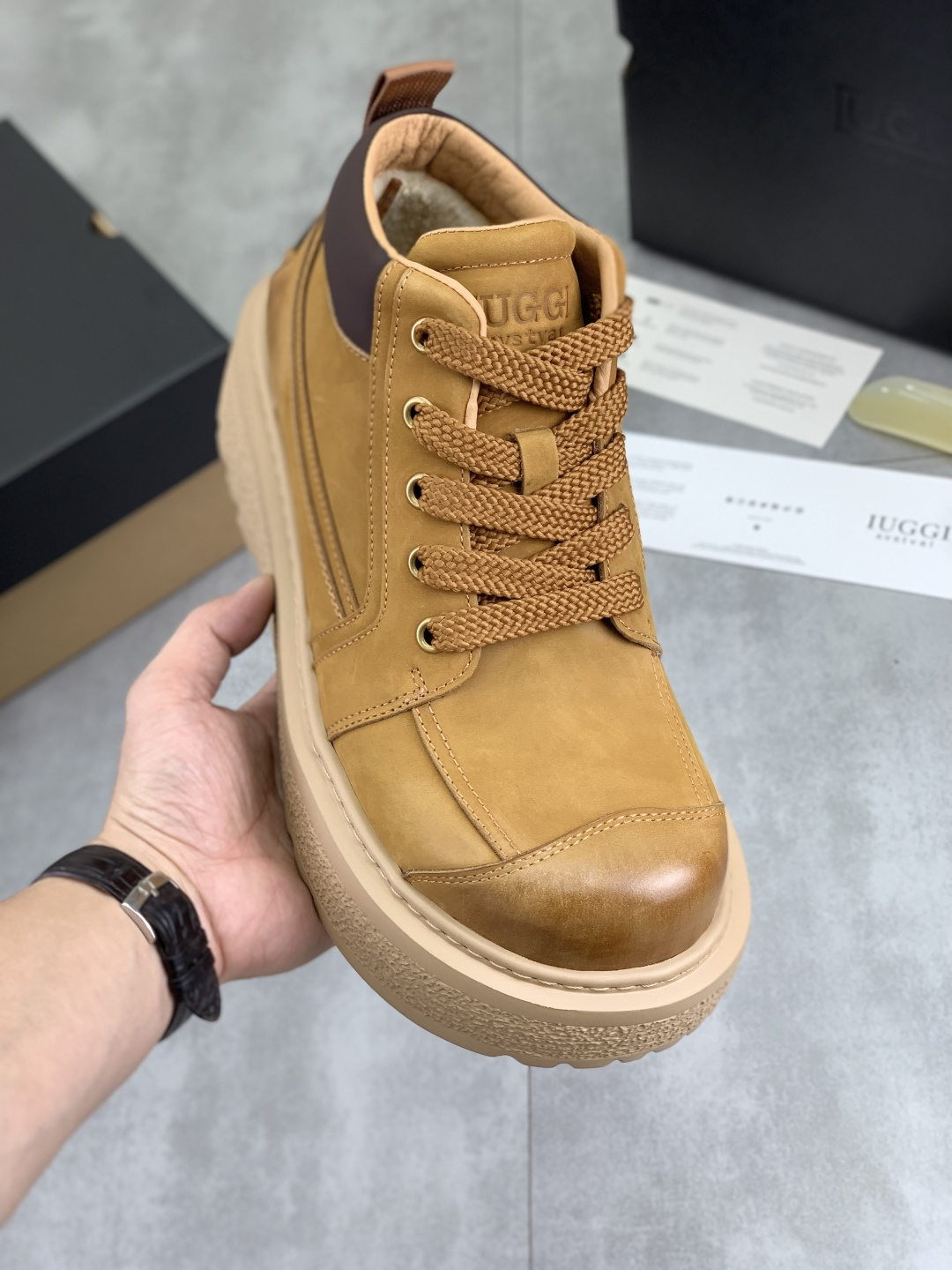 NO:589326,Actual price, new IUGGI men's British style high-top large-toe work shoes, new American retro genuine leather thick-soled sneakers, lace-up mid-top short boots, all genuine wool, wear-resistant and non-slip outsole, fashion trend, size 39-44, two colors, boots19860909实价 上新 IUGGI 男士英伦风高帮大头工装鞋新款美式复古真皮厚底板鞋系带中帮短靴 全真羊毛 耐磨防滑大底 时尚潮流 尺码39-44 两色,,boots,Men's shoes