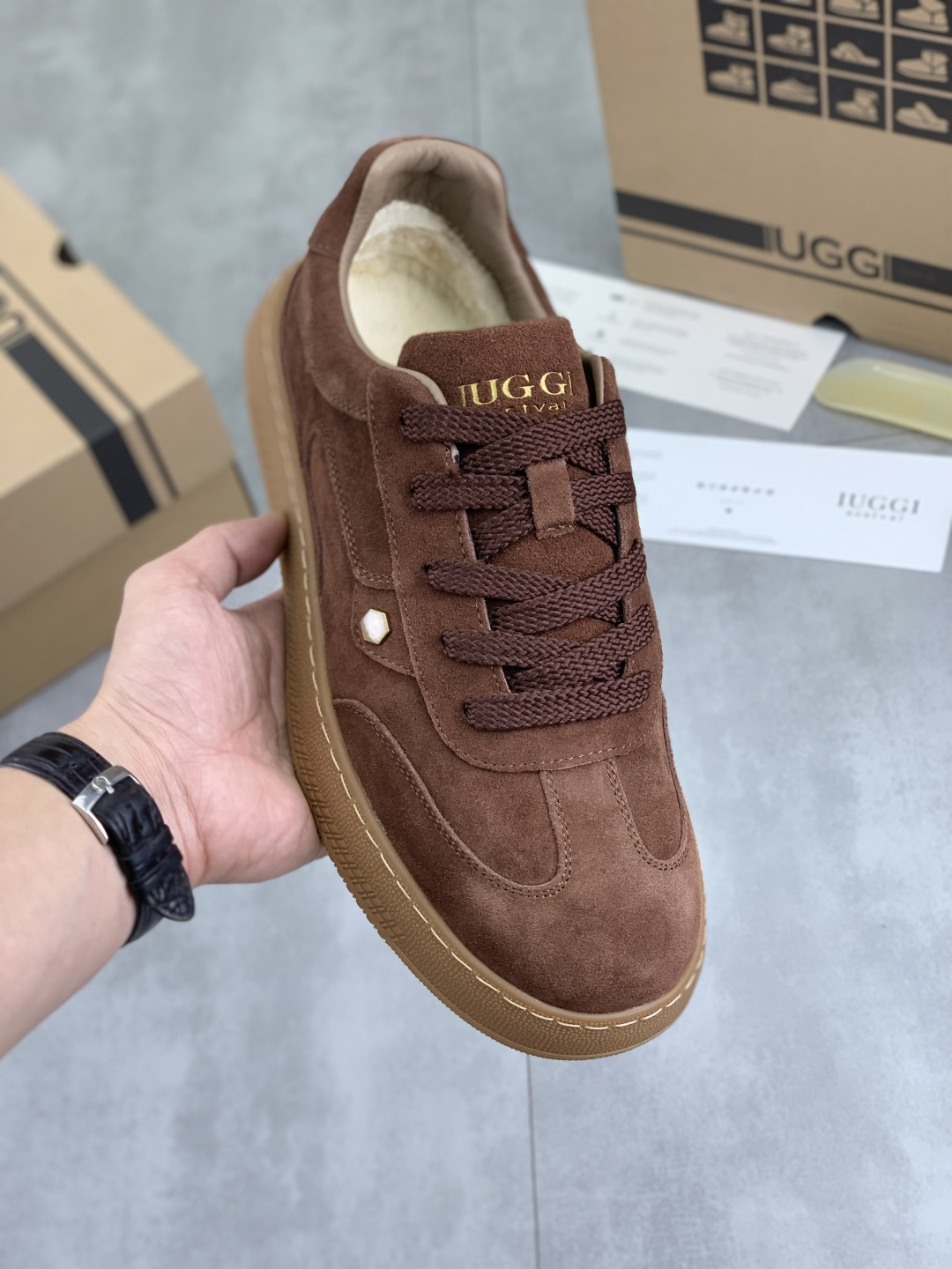 NO:589677,Actual price, new 26 new IUGGI men's moral training shoes, winter lace-up low-top casual men's shoes, first layer of cowhide on the outside, rubber outsole, wool on the inside, comfortable and breathable, versatile winter must-have, turning the upper foot into the brightest 'boy' size39-44, three colors,,cowhide19860909实价 上新 26新款 IUGGI 男款德训鞋 冬季系带低帮休闲男鞋 外层头层牛皮 橡胶大底 内里羊毛脚感舒适透气 百搭冬季必备款 上脚变身最亮的“仔” size39-44 三色,,cowhide,Men's shoes