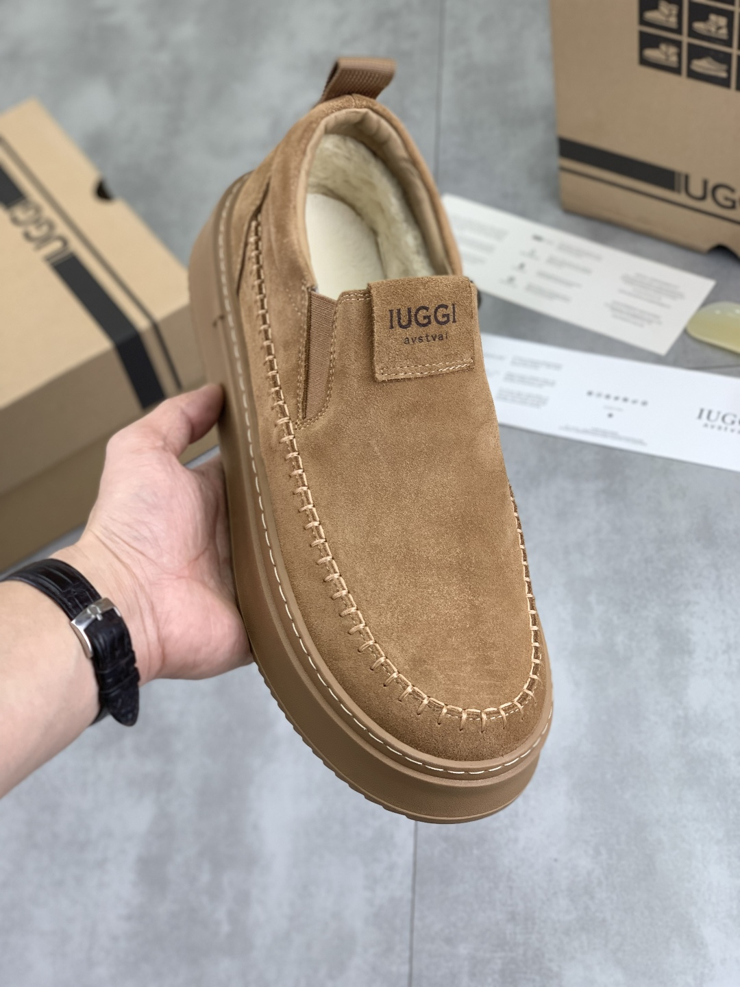 NO:589349,Actual price, new IUGGI men's shoes, slip-on loafers, British style, fashionable retro casual sneakers, convenient, comfortable, casual, versatile, wool lining comfortable and warm, rubber outsole, non-slip and firm, size39-44, three colors 8731-8,,loafers19860909实价 上新 IUGGI 男鞋一脚蹬乐福鞋 英伦风 时尚复古休闲板鞋 方便 舒适 休闲 百搭款 内里羊毛舒适保暖 鞋底橡胶大底 防滑牢固 size39-44 三色 8731-8,,loafers,Men's shoes