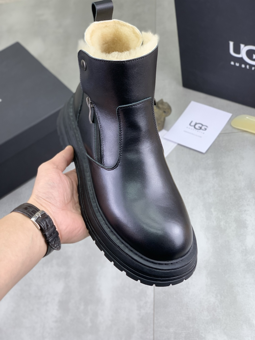 NO:589699,Actual price, new IUGGI men's British retro Martin boots, winter new men's outdoor hiking boots, first layer of cowhide on the outside, wool on the inside, comfortable and warm, rubber outsole, non-slip and firm, trendy and fashionable, casual and versatile, size 38-44 (45 custom-made), three colors, boots, cowhide19860909实价 上新 IUGGI 男士英伦复古马丁靴 冬季新款男士户外登山靴 外表头层牛皮 内里羊毛 舒适保暖 鞋底橡胶大底 防滑牢固 潮流时尚 休闲百搭  size38-44（45定做）颜色三色,,boots,cowhide,Men's shoes