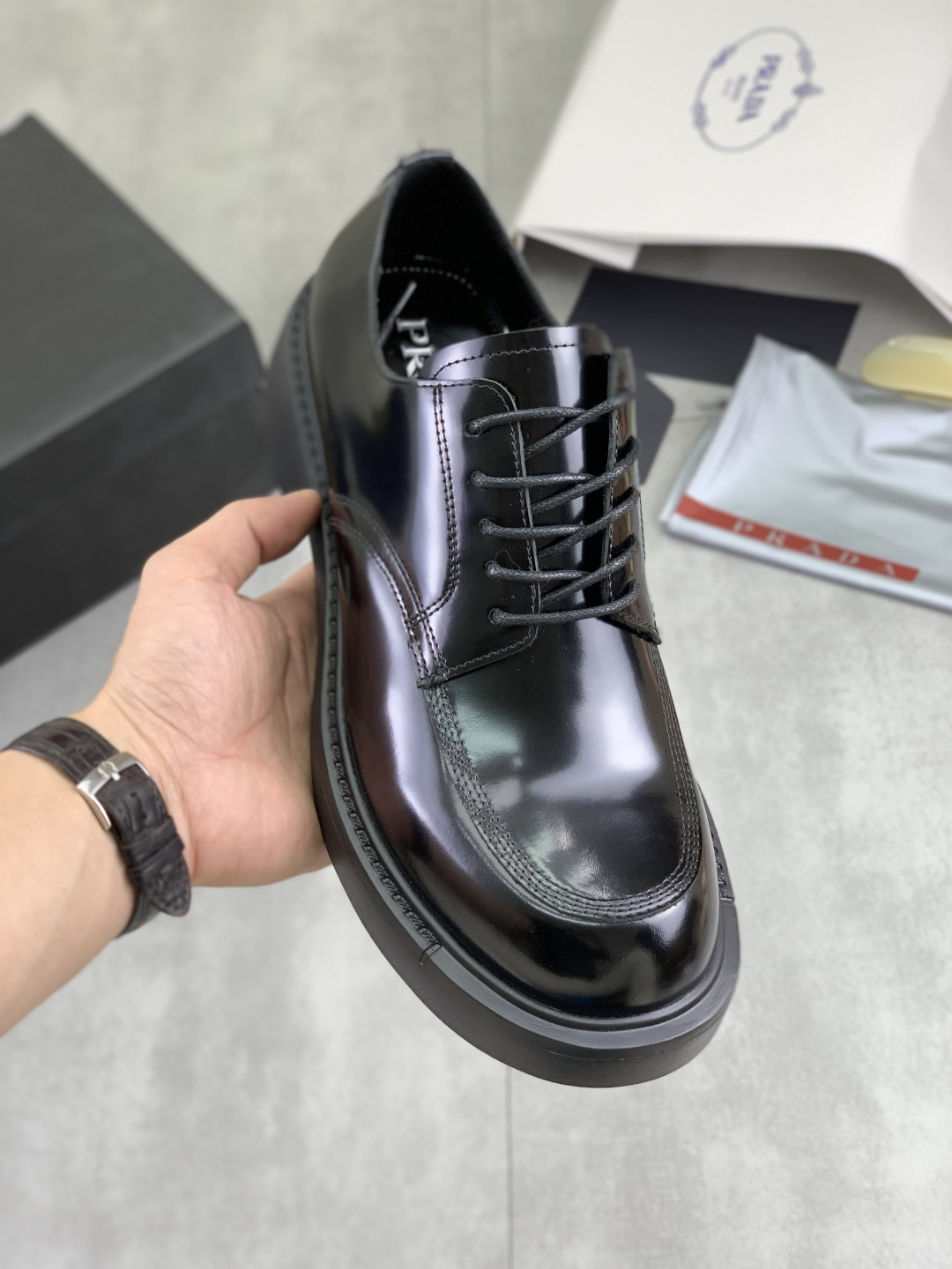 NO:589692,Real price PRADA top version Prada's new casual leather shoes. Original purchase and development. Prada men's classic series. Technological breathable fabrics with cowhide. Casual sports shoes. Casual sports dad shoes combine high-tech breathable materials with cowhide. P's exclusive button decoration on the side. The outsole is full of P italic design and bright colors to show vitality and continue the brand design inspiration. Walk lightly in the city and feel unrestrained and comfortable. Delivered in exquisite packaging. Fabric original custom calfskin with breathable material.  Lined with cowhide and lined with cowhide feet. Outsole is made of open-molded TPU foam material. Bottom thickness is 3.5CM. Size Men's 38-45. Black. Burgundy color available. Prada, prada, sneakers, cowhide19860909实价 PRADA 顶级版本 普拉达新款休闲皮鞋 原版购入开发 做货 普拉达家男士经典系列 科技透气面料搭配牛皮 休闲运动鞋 休闲之履运动老爹鞋结合高科技透气材质与牛皮,侧面P家专属纽扣装饰 大底满满P斜体设计和鲜艳色彩展现活力,延续品牌设计灵感.轻盈漫步都市,感受无拘舒适. 配送精美包装 面料原版定制小牛皮配透气材质 内里牛皮内里牛皮垫脚 大底开模TPU发泡材质 底厚3.5CM Size 男款38-45 黑色 酒红色颜色可选,,prada,prada,sneakers,cowhide,Men's shoes