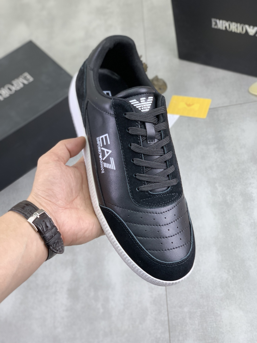 NO:589923,Real price Giorgio Armani's new casual sports men's shoes have arrived, Kint-and-Leather snakers debut. This model provides original design, combined with innovative fabrics, and the imported cowhide embossing is full of three-dimensionality!  Create a modern high-tech style, which is the ideal shoe for urban life, showing a hint of dynamic atmosphere and creating a youthful vitality!  Breathable washed sheep lining, non-slip, wear-resistant, high-elastic foam ultra-light outsole is durable, ensuring support and stability, and is comfortable to wear. It has outstanding friction, shock absorption effect and moderate support. It is comfortable and has excellent performance. It is worth having!  Code number: 38-44 colors 5 colors optional, armani, armani, cowhide19860909实价 Giorgio Armani阿玛尼新款休闲运动男鞋到货,Kint-and-Leather snakers新秀首发 这款提供原创设计,并与创新面料相结合,进口牛皮压纹立体感十足！打造富有现代气息的高科技造型,是都市生活的理想鞋履,呈现一丝动感气息,营造洋溢年轻活力！透气水洗羊里,防滑耐磨高弹发泡超轻大底经久耐穿,确保支撑力与稳定性,穿着舒适不凡.具备出众的摩擦力、减震效果和适度支撑,舒适不凡,性能优异,值得拥有！码数:38-44颜色5色可选,,armani,armani,cowhide,Men's shoes