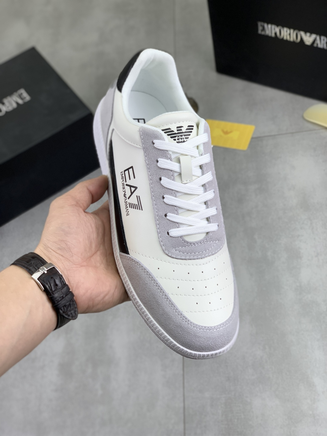 NO:589927,Real price Giorgio Armani's new casual sports men's shoes have arrived, Kint-and-Leather snakers debut. This model provides original design, combined with innovative fabrics, and the imported cowhide embossing is full of three-dimensionality!  Create a modern high-tech style, which is the ideal shoe for urban life, showing a hint of dynamic atmosphere and creating a youthful vitality!  Breathable washed sheep lining, non-slip, wear-resistant, high-elastic foam ultra-light outsole is durable, ensuring support and stability, and is comfortable to wear. It has outstanding friction, shock absorption effect and moderate support. It is comfortable and has excellent performance. It is worth having!  Code number: 38-44, 5 colors available, armani, armani, cowhide19860909实价 Giorgio Armani阿玛尼新款休闲运动男鞋到货,Kint-and-Leather snakers新秀首发 这款提供原创设计,并与创新面料相结合,进口牛皮压纹立体感十足！打造富有现代气息的高科技造型,是都市生活的理想鞋履,呈现一丝动感气息,营造洋溢年轻活力！透气水洗羊里,防滑耐磨高弹发泡超轻大底经久耐穿,确保支撑力与稳定性,穿着舒适不凡.具备出众的摩擦力、减震效果和适度支撑,舒适不凡,性能优异,值得拥有！码数:38-44 颜色5色可选,,armani,armani,cowhide,Men's shoes