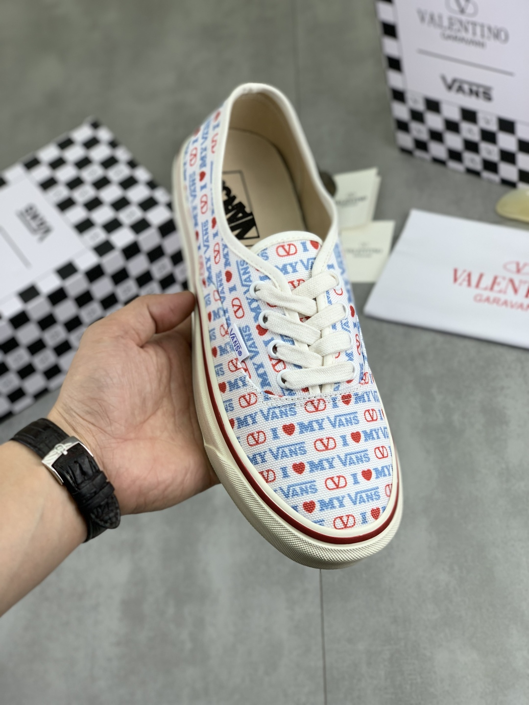 NO:589932,Real price ValentinoWans co-branded Valentino and Vans release new co-branded sneakers, integrating Valentino’s Italian high-definition aesthetics and Vans’s free and authentic spirit, giving classic shoes a personality that spans the ages. Many stars - Jolin Tsai, Yang Zi, Liu Wen, Ma Baiquan, Cui Xiubin, freen, Song Zuer, Lin JJ, zel, Cecilia Cheung, shark, Xin Yunlai... the same style.  Sizes for women are 35-42 (41.42 is custom-made and non-refundable) Men’s models are 39-46 (45.46 is custom-made and is non-refundable), valentino, valentino, sneakers19860909实价 ValentinoWans联名华伦天奴携手 Vans 发布全新联名运动鞋 融合 Valentino 意式高定美学与 Vans 自由本真精神 赋予经典鞋履跨越时代的个性张力 超多明星——蔡依林.杨紫.刘雯.马柏全.崔秀彬.freen.宋祖儿.林俊杰.zel.张柏芝.shark.辛云来……同款 码数女款35-42（41.42定做不退换） 男款39-46（45.46定做不退换）,,valentino,valentino,sneakers,Men's shoes
