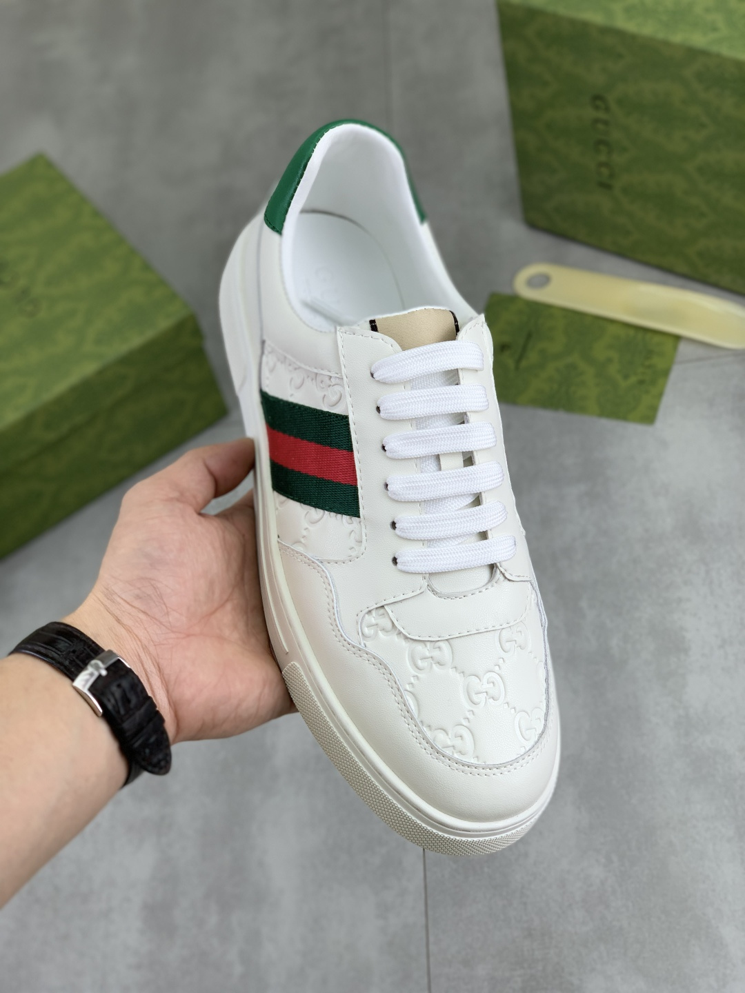 NO:589919,[Real price] Gucci GUCCI official website's latest classic casual fashion men's shoes are popular in style, simple and elegant, exclusive for trendy men. Unique official website latest brand elements Gucci original decoration, fashionable and generous, original soft calfskin fabric, comfortable soft first-layer pigskin lining, official website designated wear-resistant casual outsole, classic model actual shooting color 2 colors optional code number 38-44,,gucci,gucci,cowhide19860909【实价】 古驰 GUCCI官网最新款经典休闲时尚男鞋爆款版型简洁大气,潮男专属.独有的官网最新品牌元素古奇原版装饰,时尚又大方,面料原版柔软小牛皮 舒适的柔软头层猪皮内里 官网指定耐磨休闲大底,经典款实物拍摄颜色2色可选码数38-44,,gucci,gucci,cowhide,Men's shoes