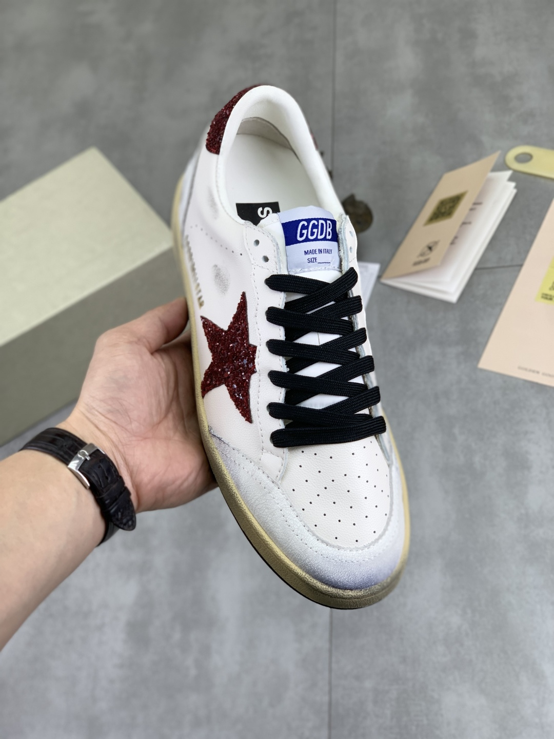 NO:604272,Real price GGDB latest hot model Lightstar series Retro distressed thick sole couple model casual sports shoes dirty shoes original purchase development and production Lightstar shoes combine retro style with futuristic sense to highlight the exquisite craftsmanship of cutting-edge technology and advance aesthetic brilliance. EVA foam material creates a light foot feel. Diamond texture and herringbone pattern enhance grip. Thick sole design feels soft on the foot while adding style. Metallic texture and shiny laminated touch material  Y2K style three-dimensional logo, and mesh decorative elements combine retro style with a sense of the future. Delivered in exquisite packaging. The fabric is original and customized with technical fabrics + mesh. The lining is customized with imported cowhide pads. The outsole is made of original TPU rubber. Bottom thickness is 3.5CM. Size for men and women is 36-45. sneakers19860909实价 GGDB 最新爆款 Lightstar系列 复古 做旧 厚底 情侣款 休闲 运动鞋 脏脏鞋 原版购入开发 做货 Lightstar鞋履将复古格调与未来感相结合彰显前沿科技的精湛工艺,进发美学光辉 EVA泡沫材料塑就轻盈脚感 菱形纹路和人字形图案提升抓地力 厚底设计脚感柔和的同时更添型格 金属质感、闪亮的层压触感材质 Y2K风立体标识,以及网状装饰元素复古格调与未来感相结合 配送精美包装 面料原版定制科技面料+网面 内里定制进口牛里牛垫 大底原版TPU橡胶材质 底厚3.5CM Size男女36-45,,sneakers,Men's shoes