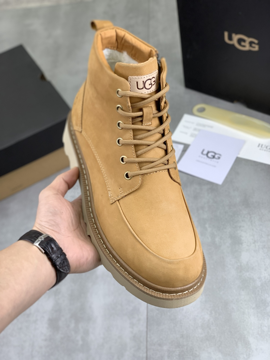 NO:604564,Actual price, new IUGGI men's British retro Martin boots, winter new men's outdoor hiking boots, first-layer cowhide on the outside, wool on the inside, comfortable and warm, rubber outsole, non-slip and firm, trendy and fashionable, casual and versatile, size 39-44 (customized for 45), two colors, boots, cowhide19860909实价 上新 IUGGI 男士英伦复古马丁靴 冬季新款男士户外登山靴 外表头层牛皮 内里羊毛 舒适保暖 鞋底橡胶大底 防滑牢固 潮流时尚 休闲百搭  size39-44（45定做）颜色两色,,boots,cowhide,Men's shoes