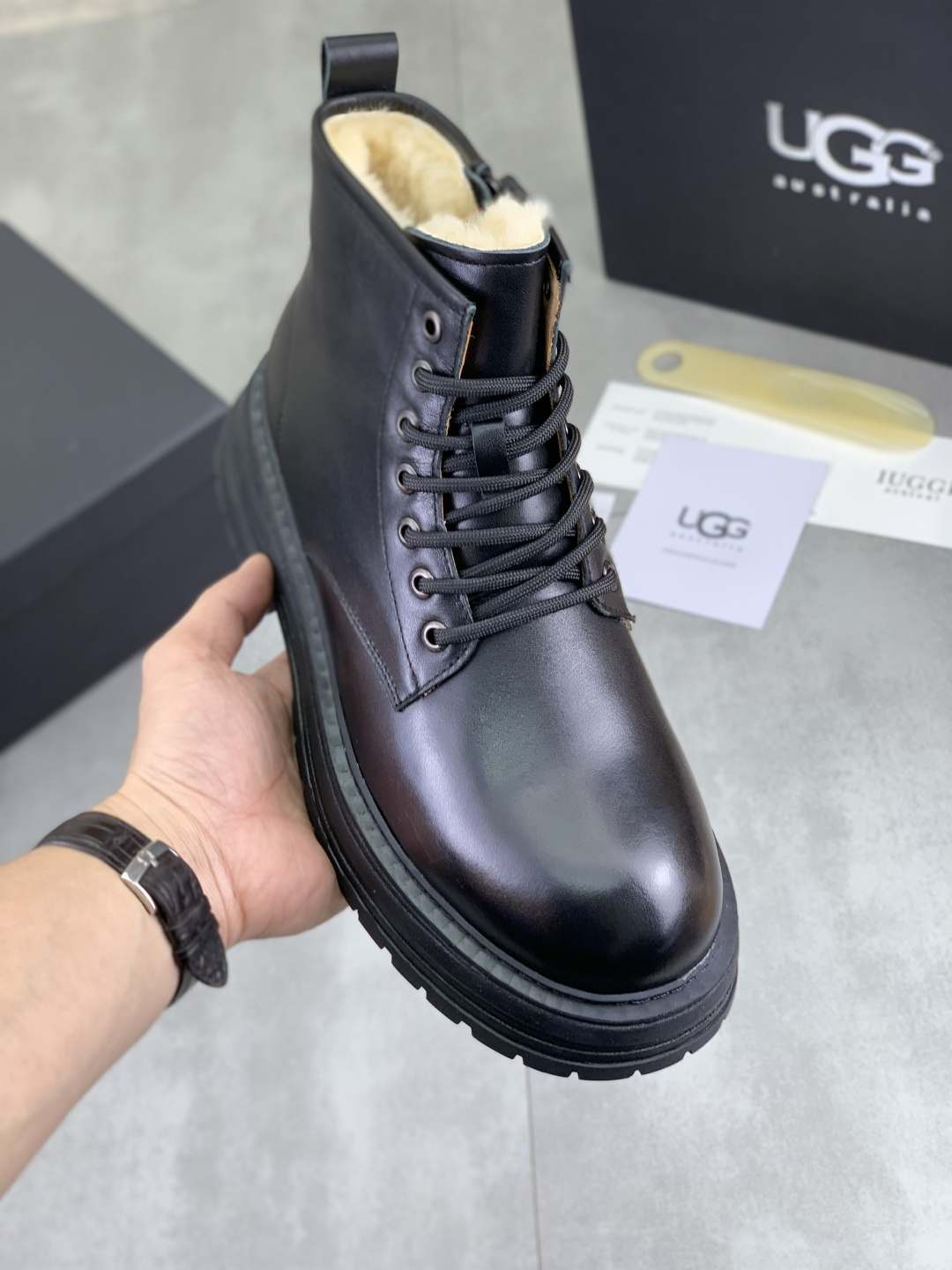 NO:604548,Actual price, new IUGGI men's British retro Martin boots, winter new men's outdoor hiking boots, first layer of cowhide on the outside, wool on the inside, comfortable and warm, rubber outsole, non-slip and firm, trendy and fashionable, casual and versatile, size 38-44 (45 custom-made), three colors, boots, cowhide19860909实价 上新 IUGGI 男士英伦复古马丁靴 冬季新款男士户外登山靴 外表头层牛皮 内里羊毛 舒适保暖 鞋底橡胶大底 防滑牢固 潮流时尚 休闲百搭  size38-44（45定做）颜色三色,,boots,cowhide,Men's shoes