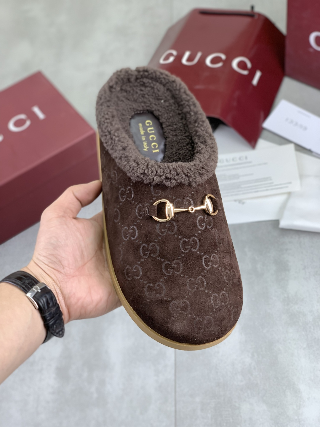 NO:604702,[Real Price] Women's Half-Top 'Real Wool' [GUCCI] Popular Men's Shoes Official Website Synchronized Quality [Proud] It is not comparable to the imitations in the general market. The upper is imported Italian frosted cowhide, and the inner padding is made of genuine wool. Only Grade A can show the effect. The shoe shape is smooth and delicate, and only the factory can achieve the perfect toughness of the original outsole, so that customers can bid farewell to one-time consumption. Real wool lining is super warm. 2 colors available.  Code number 35-44,,gucci,cowhide19860909【实价】 女款半拖 《真羊毛》【GUCCI】爆款男鞋官方网同步品质[得意]不是一般市场仿货可比拟的鞋面为进口意大利磨砂牛皮,内里垫脚级真羊毛只有A级才能显效果 手感柔滑细腻鞋型大气,只有厂才能做到原厂大底完美的韧性 才能让客户告别一次性消费 真羊毛里 超级保暖. 2色可选 码数35-44,,gucci,cowhide,Men's shoes