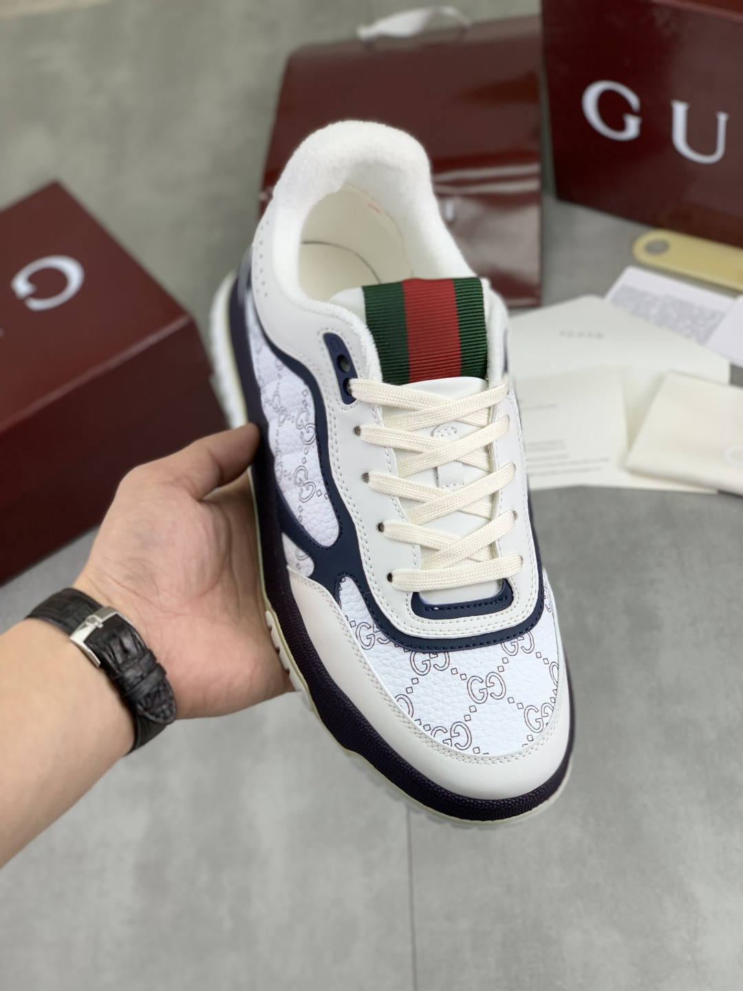 NO:604731,Real price Gucci Gucci couple's autumn and winter low-profile catwalk casual sneakers, top version!  Oil edge craftsmanship. New model for early spring, creating a perfect style, cool and sassy, ​​c-position fashionable wear, classic shoe style with retro and futuristic feel, showing exquisite texture!  Mold customization of high-density outsole. Full set of packaging equipment. Size 35-45. Fabric imported calfskin punching. The lining is imported original towel lining, gucci, gucci, sneakers, cowhide19860909实价 Gucci 古驰情侣款秋冬低邦走秀款休闲运动鞋,顶级版本！油边工艺.早春新款,打造属于完美的风格,又酷又飒 c位时髦穿搭 带复古加未来感经典鞋型,呈现出精致质感！开模定制高密大底.全套包装配备. 码数35-45 面料进口小牛皮冲孔 内里进口原版毛巾内里,,gucci,gucci,sneakers,cowhide,Men's shoes