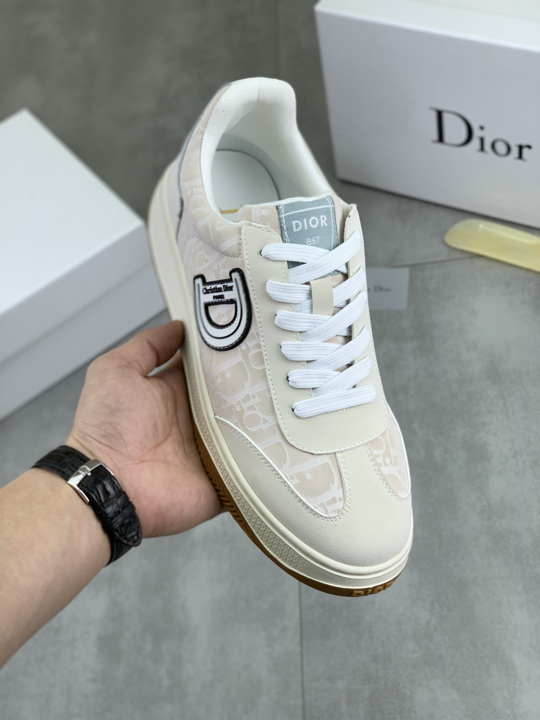 NO:605037,[Real price] [Dior] 2025 Dior original lace-up low-top men's shoes, classic casual shoes. This model is the official flagship model. It has high quality and is made by famous designers from the original factory. It is made of high-quality cowhide with original materials, comfortable and breathable mesh lining and pigskin insoles. The perfect last shape and generous and fashionable design have attracted many consumers. Suitable for drivers to drive. What they want is the highest quality in the market. Colors: 4 colors. Code number: 38--44 (45) Customized),,dior,dior,cowhide19860909【实价】【Dior】2025迪奥原版系带低帮男鞋 经典款休闲鞋本款是官方主打经典款,质量,原厂名师制作,采用优质牛皮配原版材料舒适透气网布內里猪皮鞋垫,完美楦型,大方时尚的设计,吸引了众多消费者的追捧,适合司机驾车行驶,要的就是市场最品质,颜色4色 码数38--44（45 定做）,,dior,dior,cowhide,Men's shoes