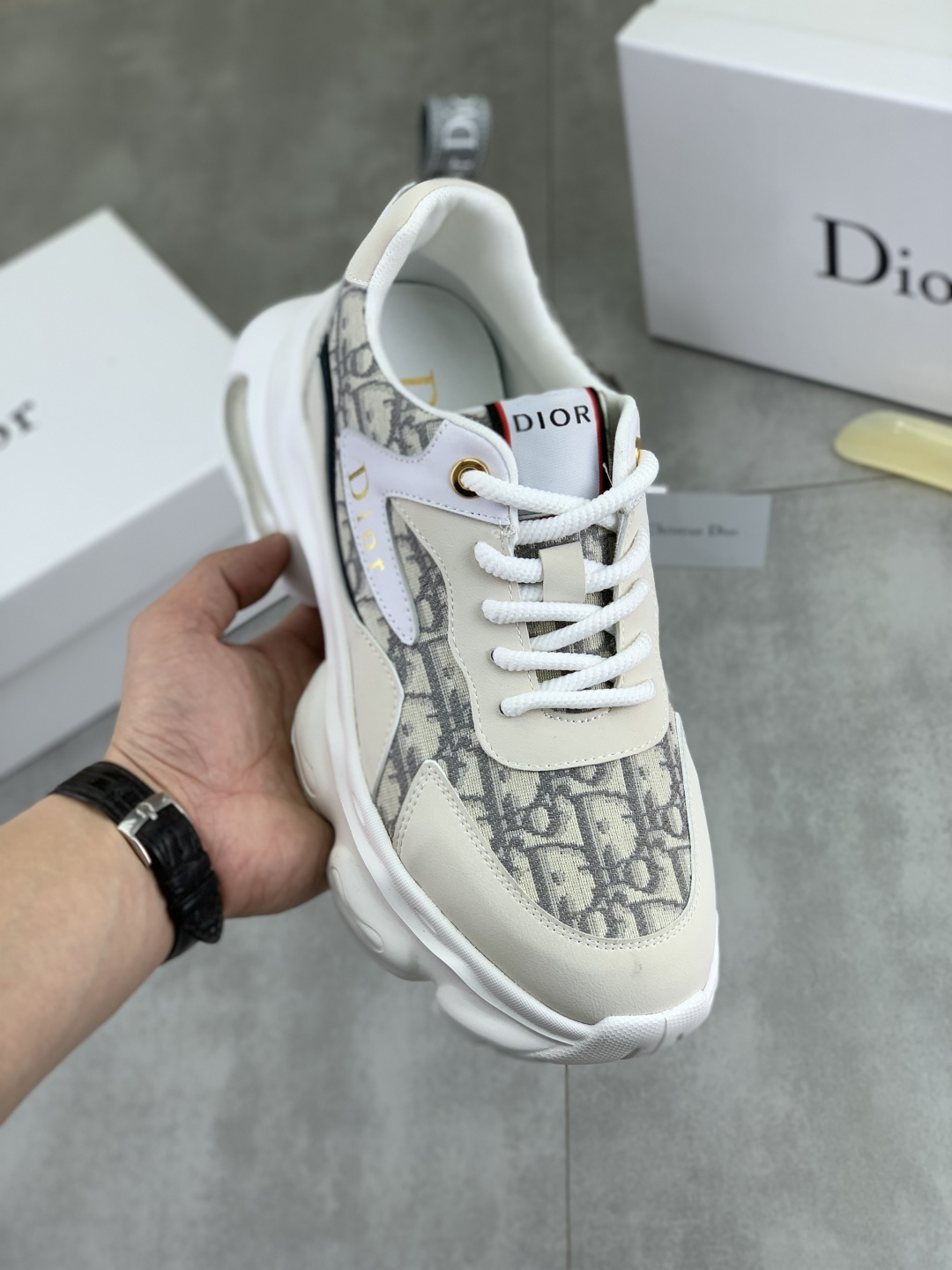 NO:605040,[Real price] [Dior] 2025 Dior original lace-up low-top men's shoes, classic casual shoes. This model is the official flagship model. It has high quality and is made by famous designers from the original factory. It is made of high-quality cowhide with original materials, comfortable and breathable mesh lining and pigskin insoles. The perfect last shape and generous and fashionable design have attracted many consumers. Suitable for drivers to drive. What they want is the best quality in the market. Color 2 colors Code number 38--44 (45 Customized),,dior,dior,cowhide19860909【实价】【Dior】2025迪奥原版系带低帮男鞋 经典款休闲鞋本款是官方主打经典款,质量,原厂名师制作,采用优质牛皮配原版材料舒适透气网布內里猪皮鞋垫,完美楦型,大方时尚的设计,吸引了众多消费者的追捧,适合司机驾车行驶,要的就是市场最品质,颜色2色 码数38--44（45 定做）,,dior,dior,cowhide,Men's shoes